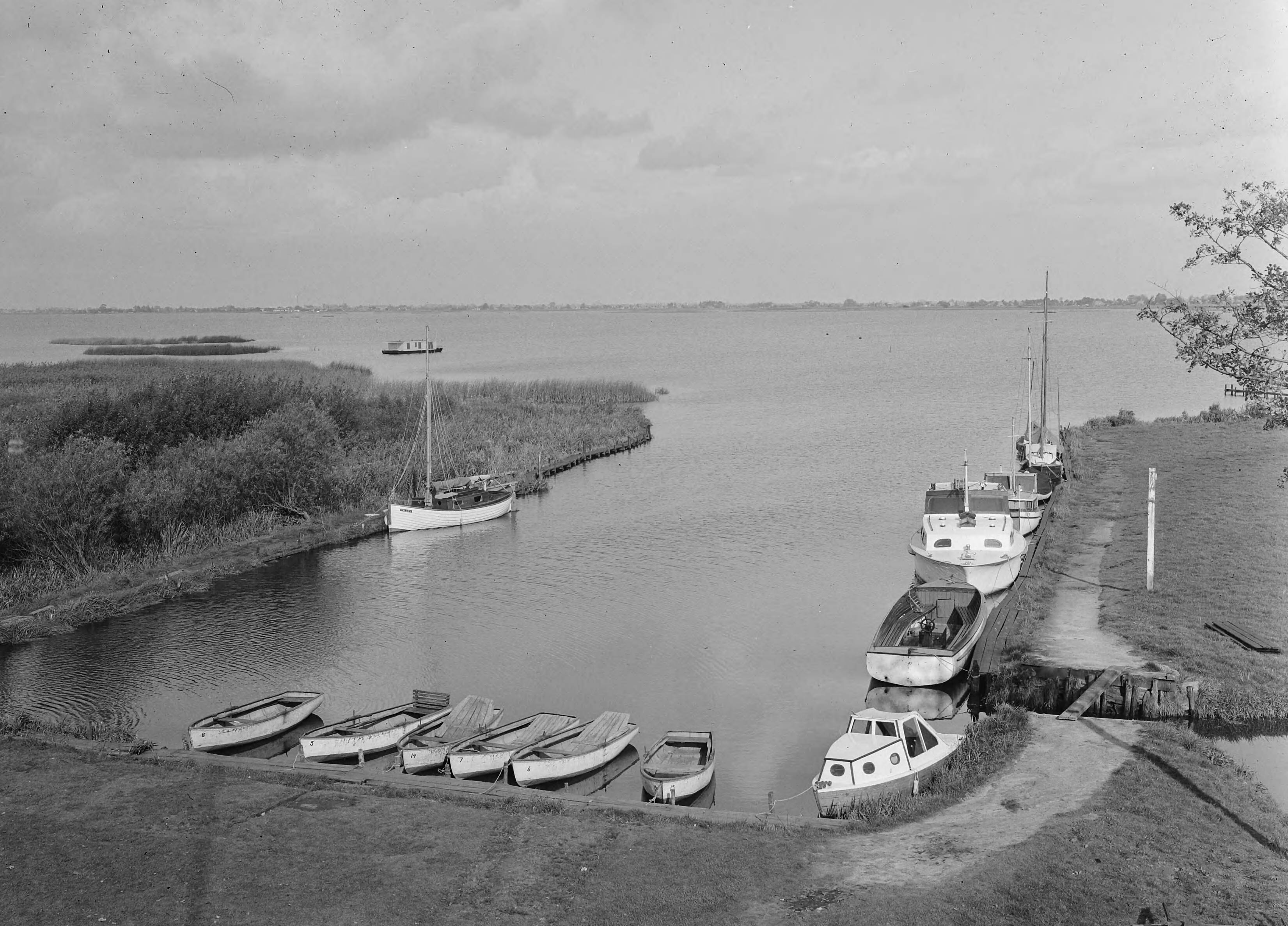 Fotocollectie Nederlandse Heidemaatschappij — Paviljoen "De Bloemert" Zuidlaardermeer onder Zuidlaren — Foto: Eyssen, [...] / Heidemij. Licentie: Set B: Rechtenvrij / Publiek Domein. Bron: Nationaal Archief. http://hdl.handle.net/10648/ae7b94de-d0b4-102d-bcf8-003048976d84