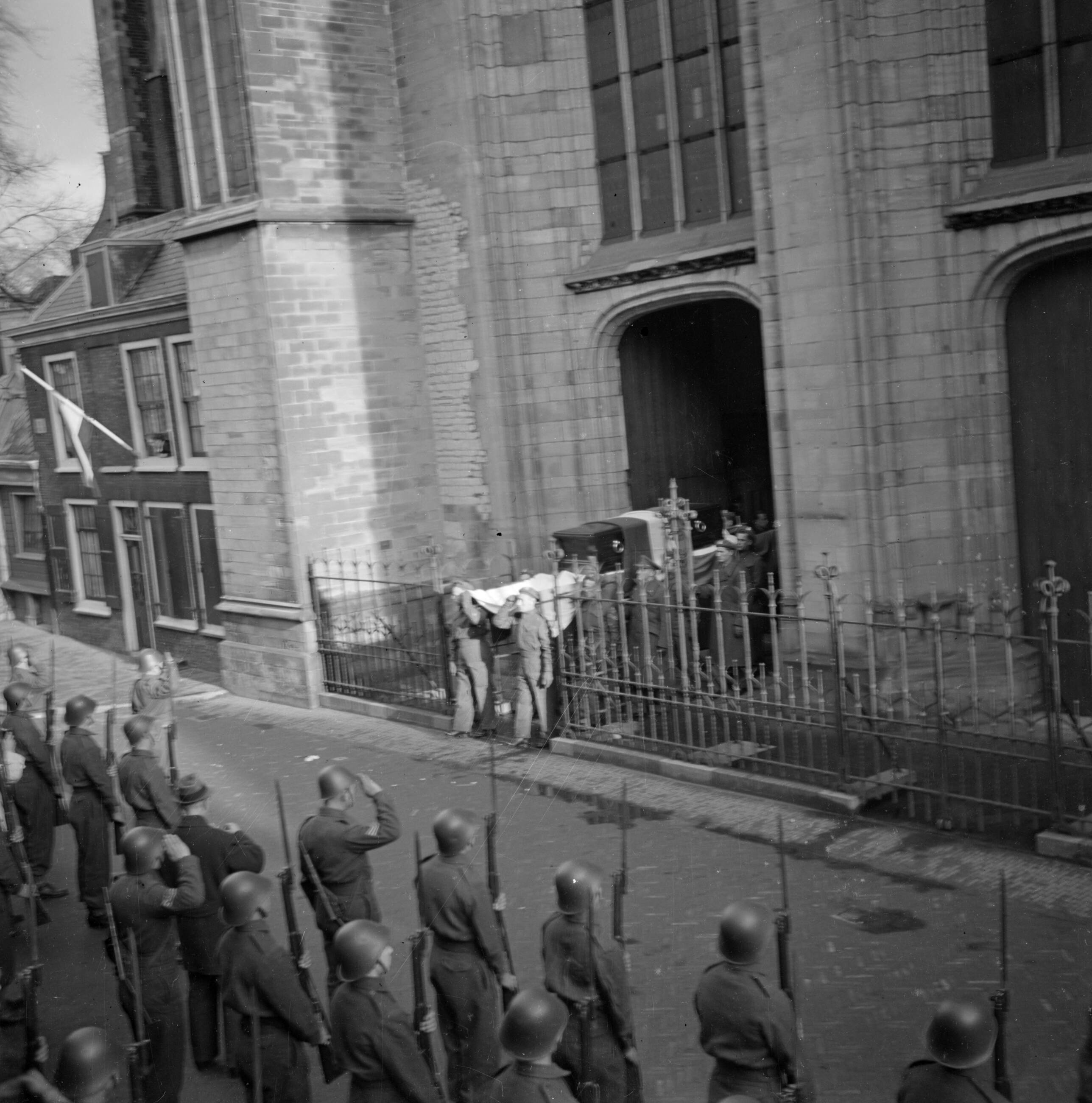Begrafenis verzetsstrijders — Herdenkingsbijeenkomst in de Sint-Bavo in Haarlem voor de 422 gefusilleerden in de duinen bij Overveen in aanwezigheid van koningin Wilhelmina en prins Bernhard — Foto: Poll, Willem van de. Licentie: Set B: Rechtenvrij / Publiek Domein. Bron: Nationaal Archief. http://hdl.handle.net/10648/aeed0d80-d0b4-102d-bcf8-003048976d84