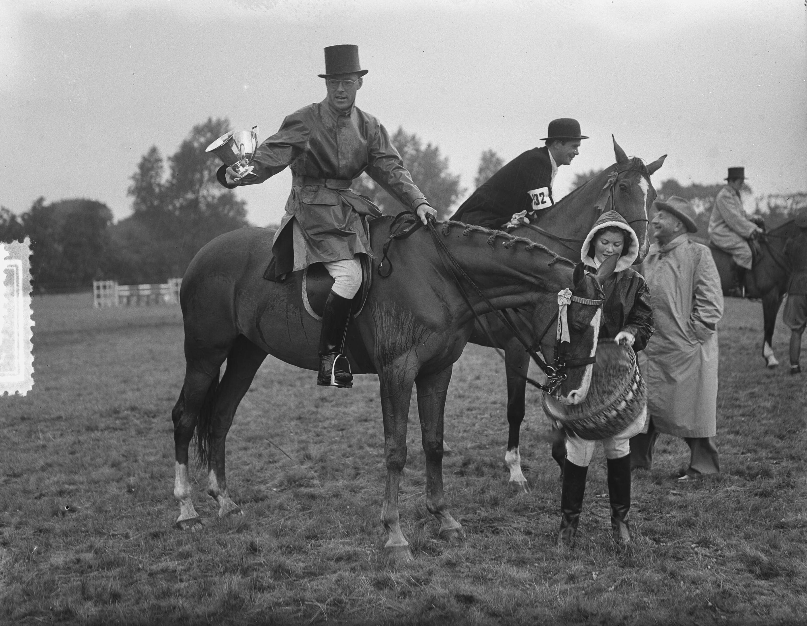 Fotocollectie Anefo — Concours Hippique in Den Haag. Prins Bernhard met een bekeder — Foto: Bilsen, Joop van / Anefo. Licentie: Set B: Rechtenvrij / Publiek Domein. Bron: Nationaal Archief. http://hdl.handle.net/10648/a9105b60-d0b4-102d-bcf8-003048976d84