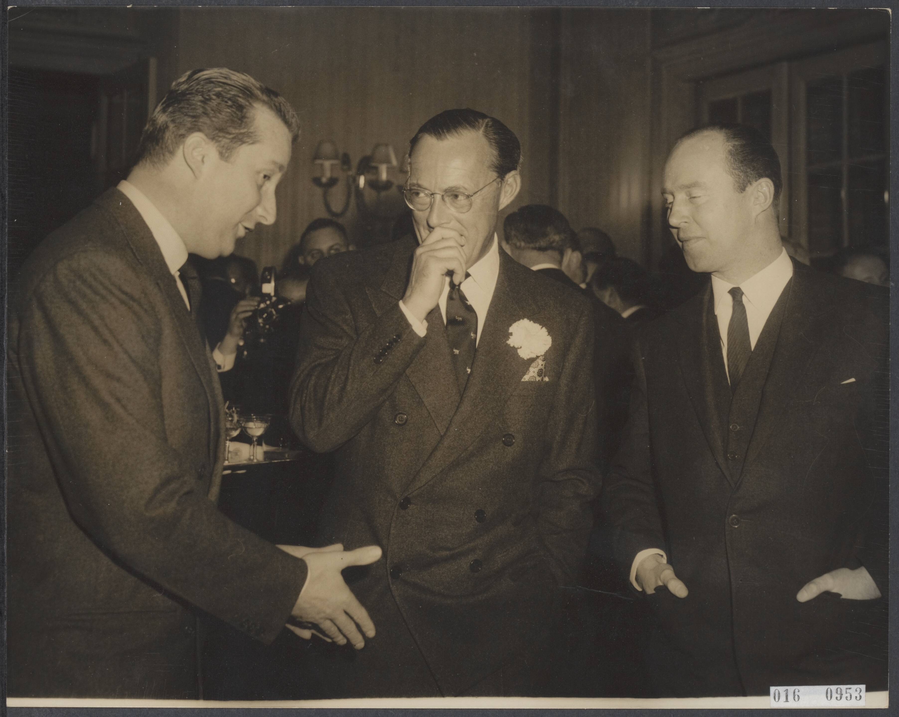 Fotocollectie Elsevier Binnenland — Prins Albert van Luik heeft tijdens een lunch in het Kurhaus te Scheveningen een rede uitgesproken op een bijeenkomst, georganiseerd door de drie Nationale Comité's van de Benelux. Vlnr. Prins Albert van België, prins Bernhard en prins Karel van Luxemburg — Foto: Bilsen, Joop van / Anefo. Licentie: Set B: Rechtenvrij / Publiek Domein. Bron: Nationaal Archief. http://hdl.handle.net/10648/adbaf166-d0b4-102d-bcf8-003048976d84