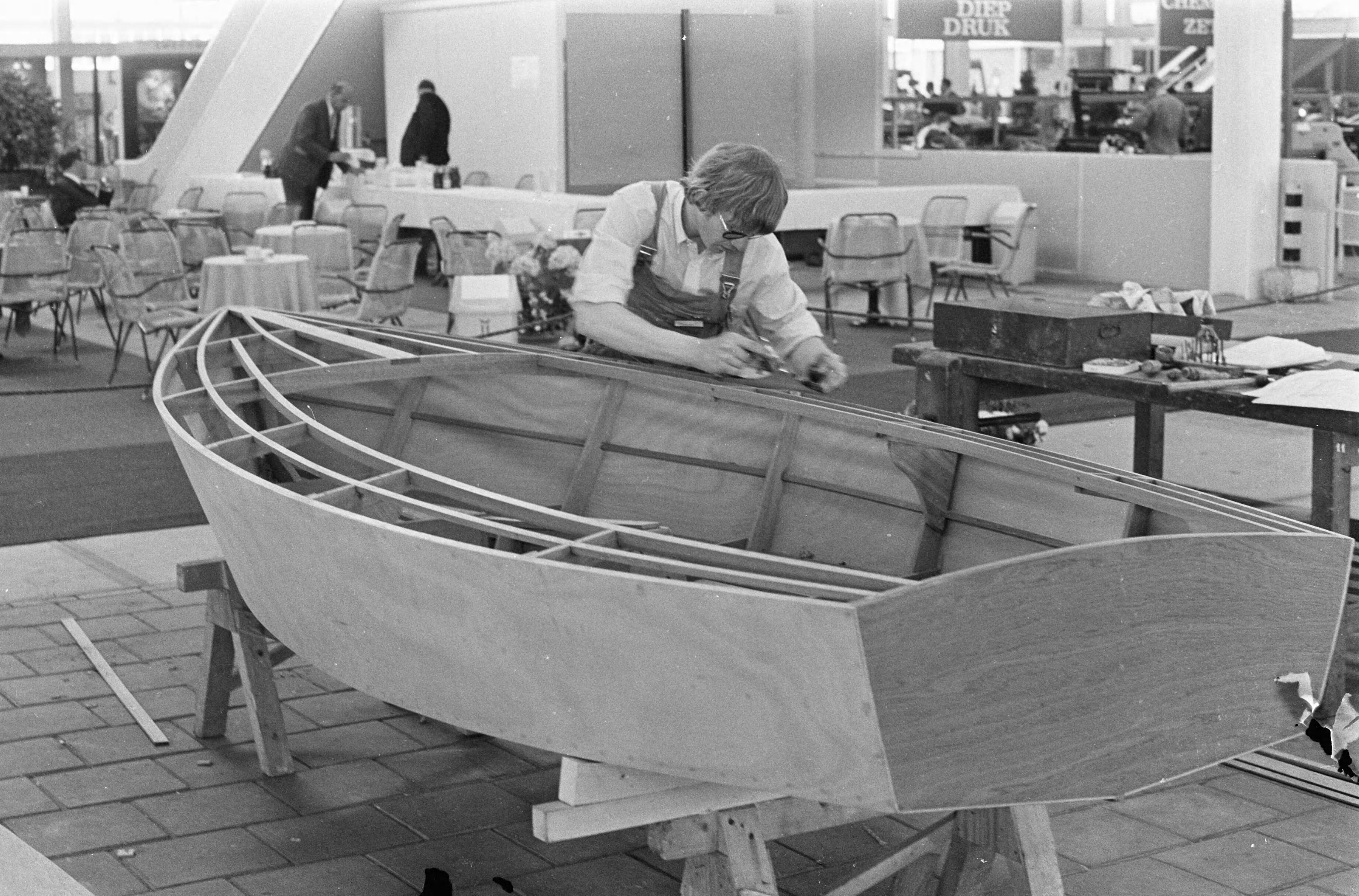 Fotocollectie Anefo — Vijfde Nationale beroepenmanifestatie te Utrecht, een botenbouwer aan het werk — Foto: Merk, Ben / Anefo. Licentie: Set B: Rechtenvrij / Publiek Domein. Bron: Nationaal Archief. http://hdl.handle.net/10648/ab1a6644-d0b4-102d-bcf8-003048976d84