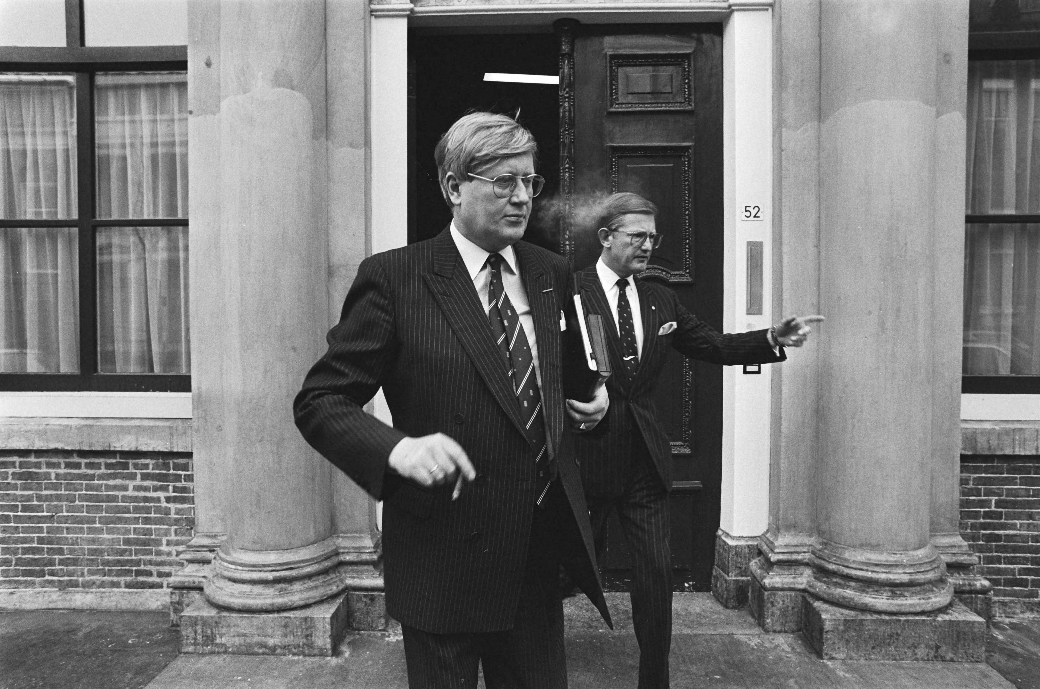 Mr. Pieter van Vollenhoven ontvangt de eerste videocassette van de Elfstedentocht — Mr. Pieter van Vollenhoven en de Commissaris van de Koningin Hans Wiegel — Foto: Bogaerts, Rob / Anefo. Licentie: Set B: Rechtenvrij / Publiek Domein. Bron: Nationaal Archief. http://hdl.handle.net/10648/ad508524-d0b4-102d-bcf8-003048976d84