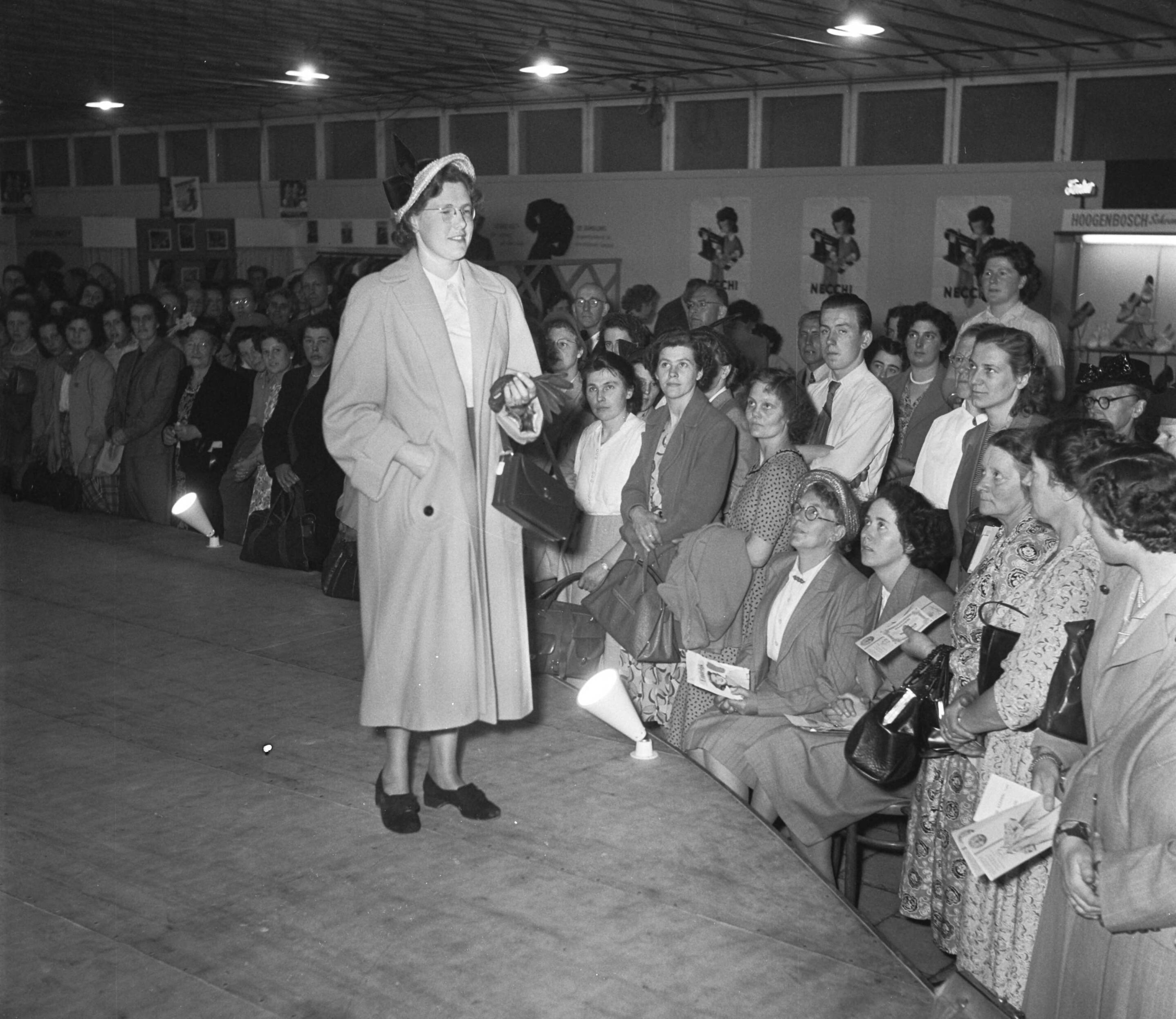 Landbouwtentoonstelling Utrecht (1952) — Landbouwtentoonstelling Utrecht. Modeshow — Foto: Noske, J.D. / Anefo. Licentie: Set B: Rechtenvrij / Publiek Domein. Bron: Nationaal Archief. http://hdl.handle.net/10648/a8f90e56-d0b4-102d-bcf8-003048976d84