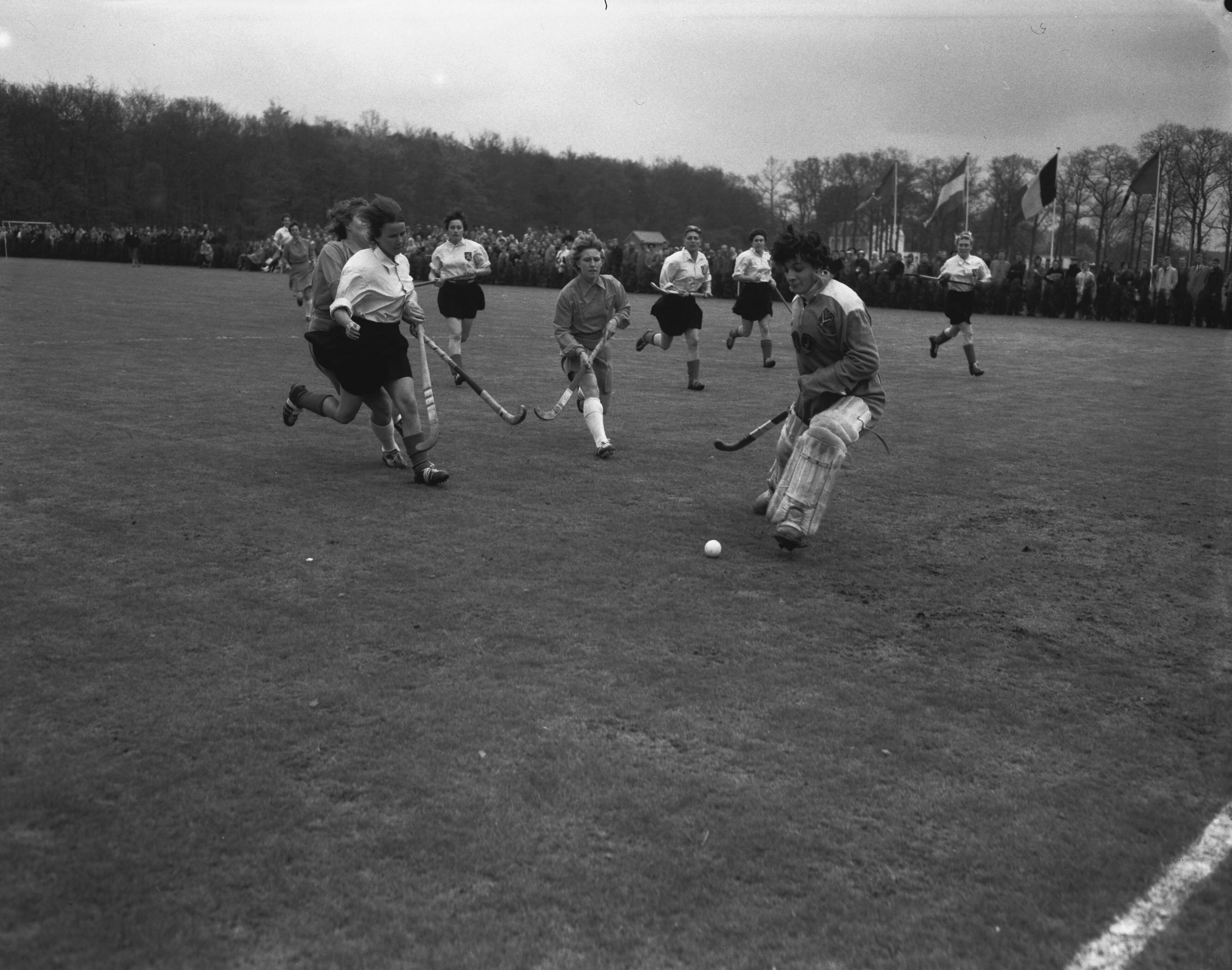 Fotocollectie Anefo — Dameshockey. Nederland tegen België 2-1 te Breda. Spelmoment — Foto: Behrens, Herbert F. / Anefo. Licentie: Set B: Rechtenvrij / Publiek Domein. Bron: Nationaal Archief. http://hdl.handle.net/10648/a9acffe2-d0b4-102d-bcf8-003048976d84