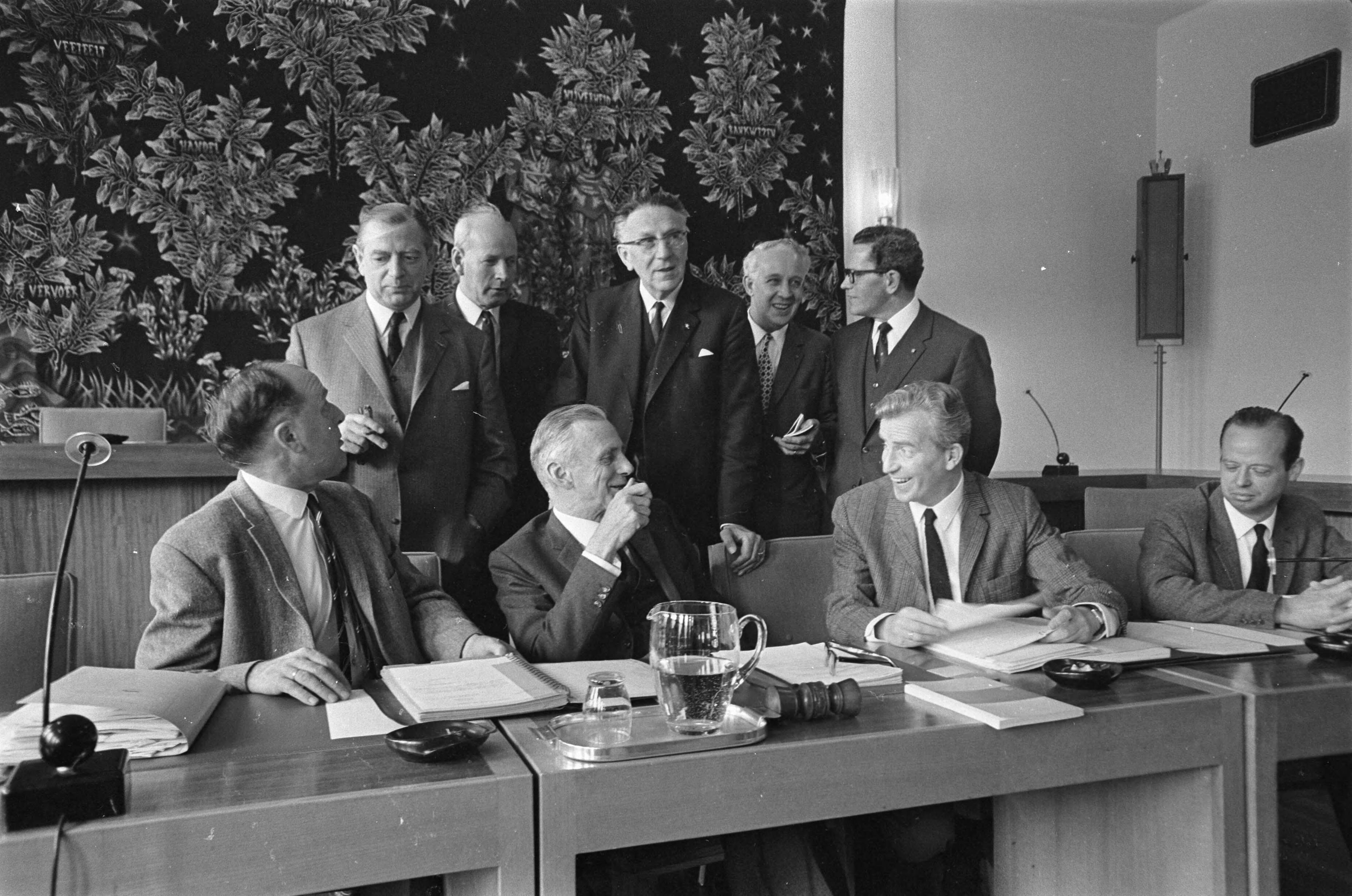 Fotocollectie Anefo — Stichting van de Arbeid bijeen te Den Haag . Voor de aanvang, zittend Bosma en Kloos, staande Van Boven, Van Eibergen , Wemmers, Mertens en Van Weele — Foto: Kroon, Ron / Anefo. Licentie: Set B: Rechtenvrij / Publiek Domein. Bron: Nationaal Archief. http://hdl.handle.net/10648/ab42512c-d0b4-102d-bcf8-003048976d84
