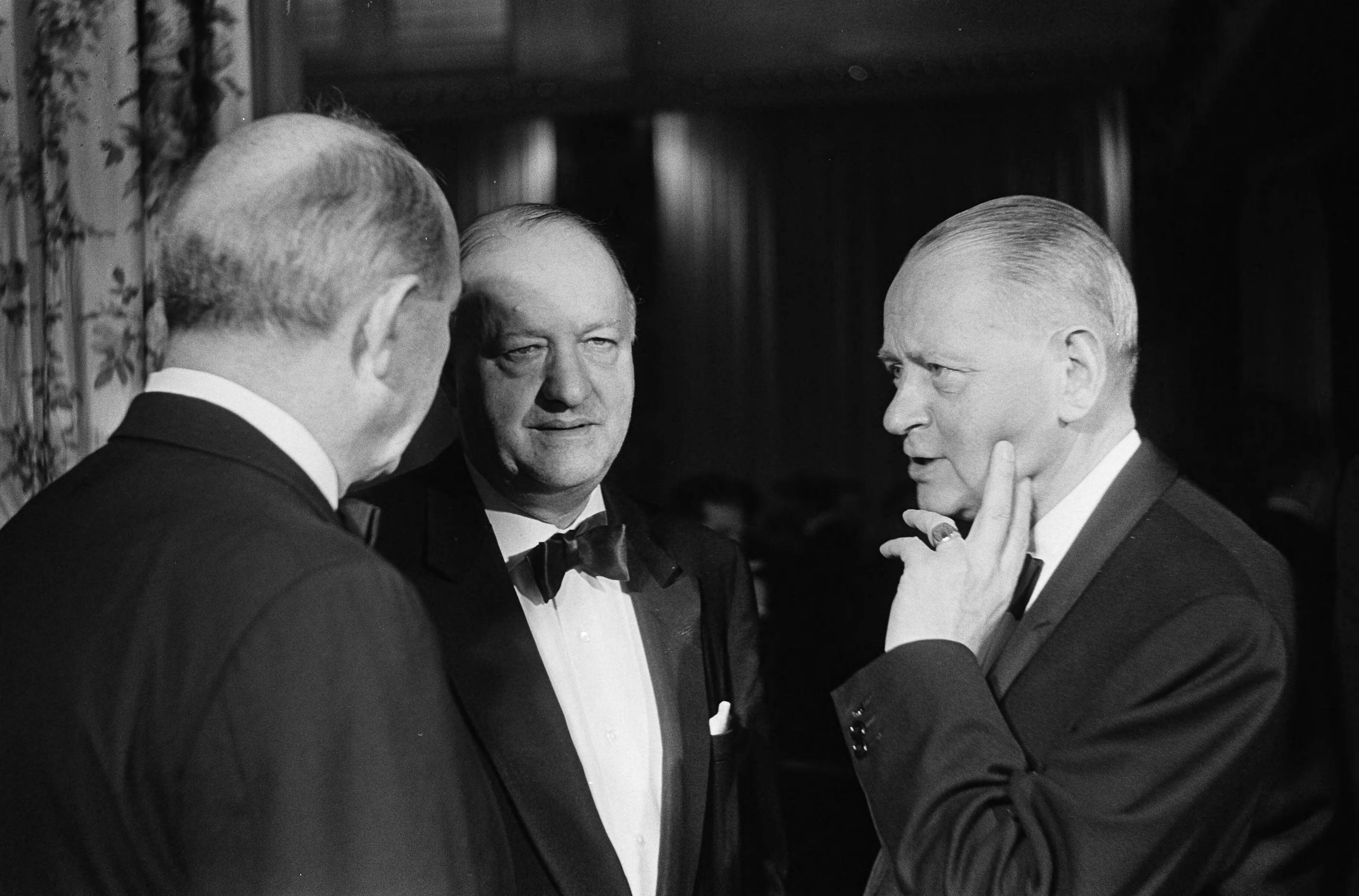 Fotocollectie Anefo — Regeringsdiner voor NATO conferentie in het Kurhaus te Scheveningen, v.l.n.r. Dean Rusk , Stikker, mevrouw en de heer Marijnen — Foto: Koch, Eric / Anefo. Licentie: Set B: Rechtenvrij / Publiek Domein. Bron: Nationaal Archief. http://hdl.handle.net/10648/aa691952-d0b4-102d-bcf8-003048976d84