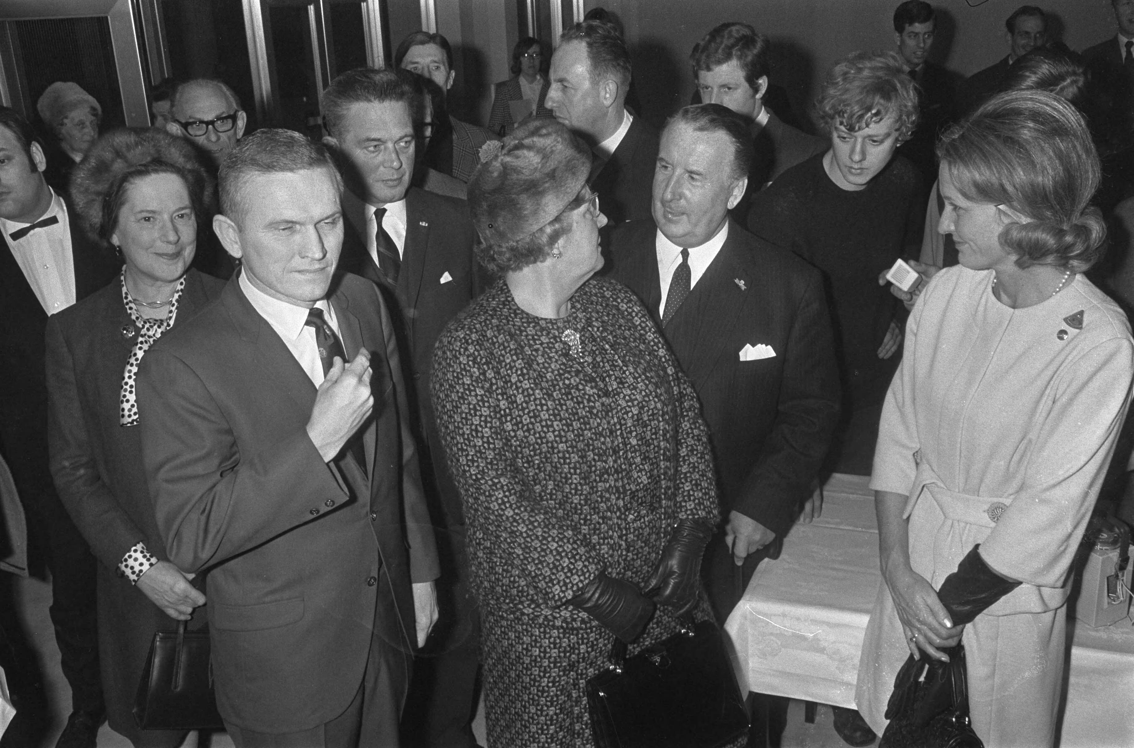 Ruimtevaarder Frank Borman (commandant van Apollo 8) in Congrescentrum te Den Haag — Ruimtevaarder Frank Borman (commandant van Apollo 8) in Congrescentrum te Den Haag; koningin Juliana met Borman en diens echtgenote — Foto: Fotograaf Onbekend / Anefo. Licentie: Set B: Rechtenvrij / Publiek Domein. Bron: Nationaal Archief. http://hdl.handle.net/10648/ab5dc056-d0b4-102d-bcf8-003048976d84