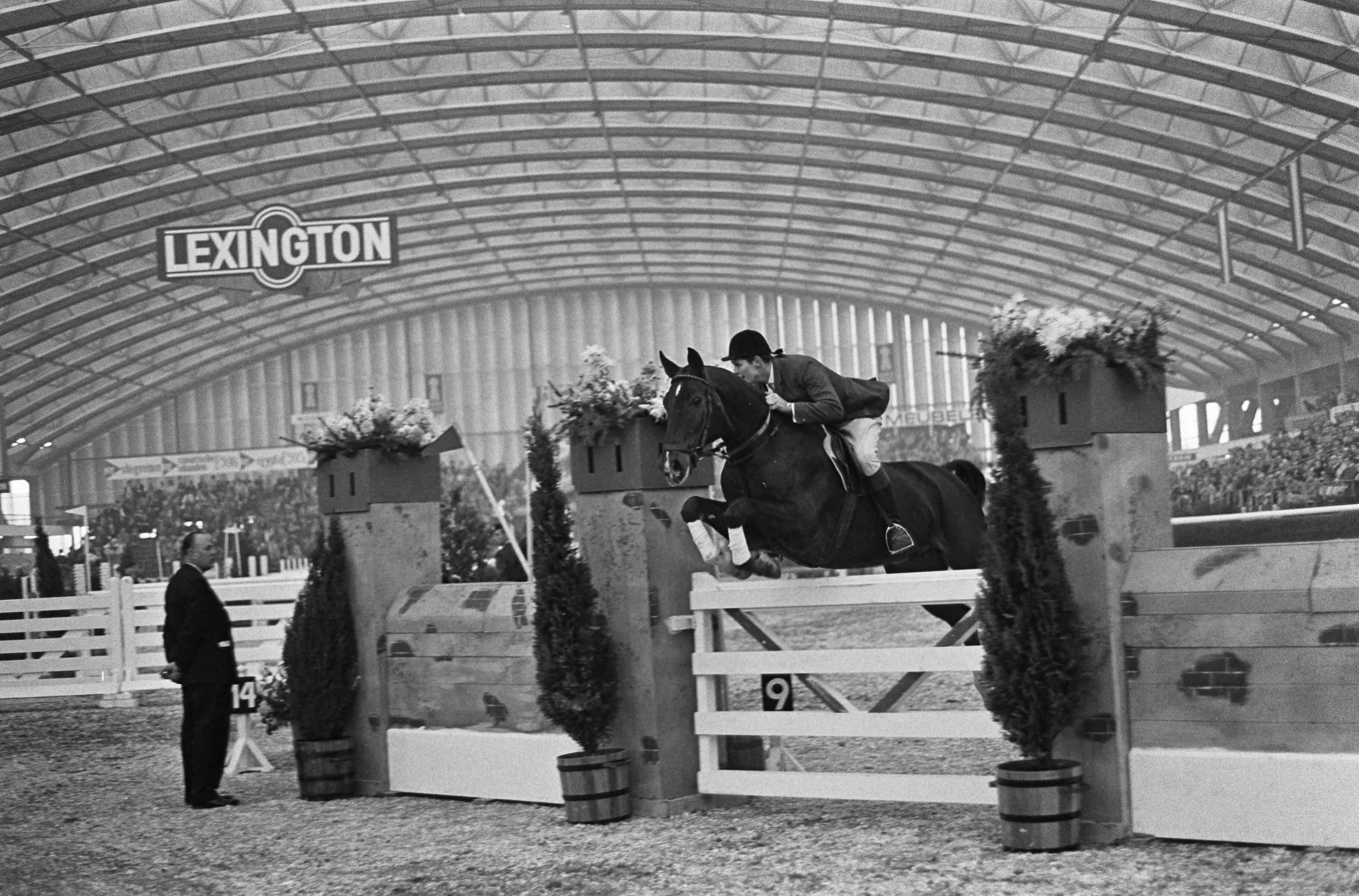 Jumping Amsterdam 1965 in de RAI te Amsterdam — De 19-jarige Duitse ruiter Gert Wiltfang tijdens een sprong [Grote Prijs van Nederland?] — Foto: Fotograaf Onbekend / Anefo. Licentie: Set B: Rechtenvrij / Publiek Domein. Bron: Nationaal Archief. http://hdl.handle.net/10648/aac9273e-d0b4-102d-bcf8-003048976d84