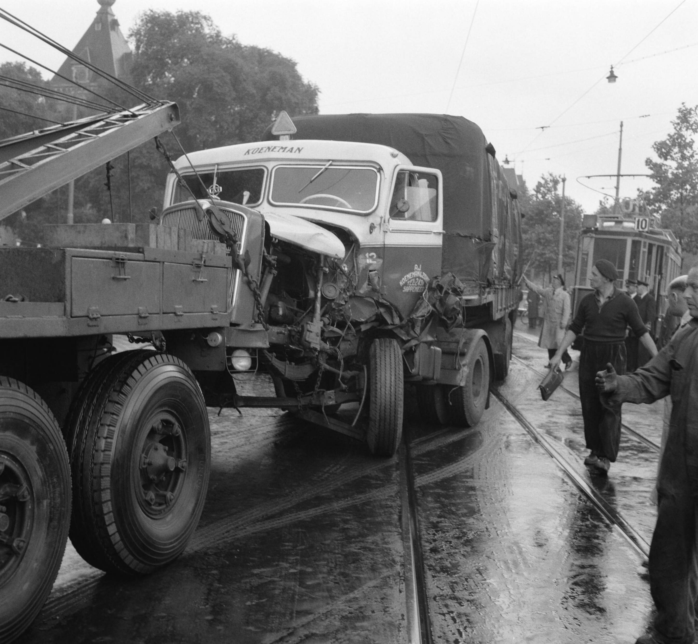 Fotocollectie Anefo — Botsing tram (lijn 10) met vrachtwagen van Koeneman & Zonen uit Sappemeer op de Mauritskade te Amsterdam. — Foto: Behrens, Herbert F. / Anefo. Licentie: Set B: Rechtenvrij / Publiek Domein. Bron: Nationaal Archief. http://hdl.handle.net/10648/a94c9ff8-d0b4-102d-bcf8-003048976d84