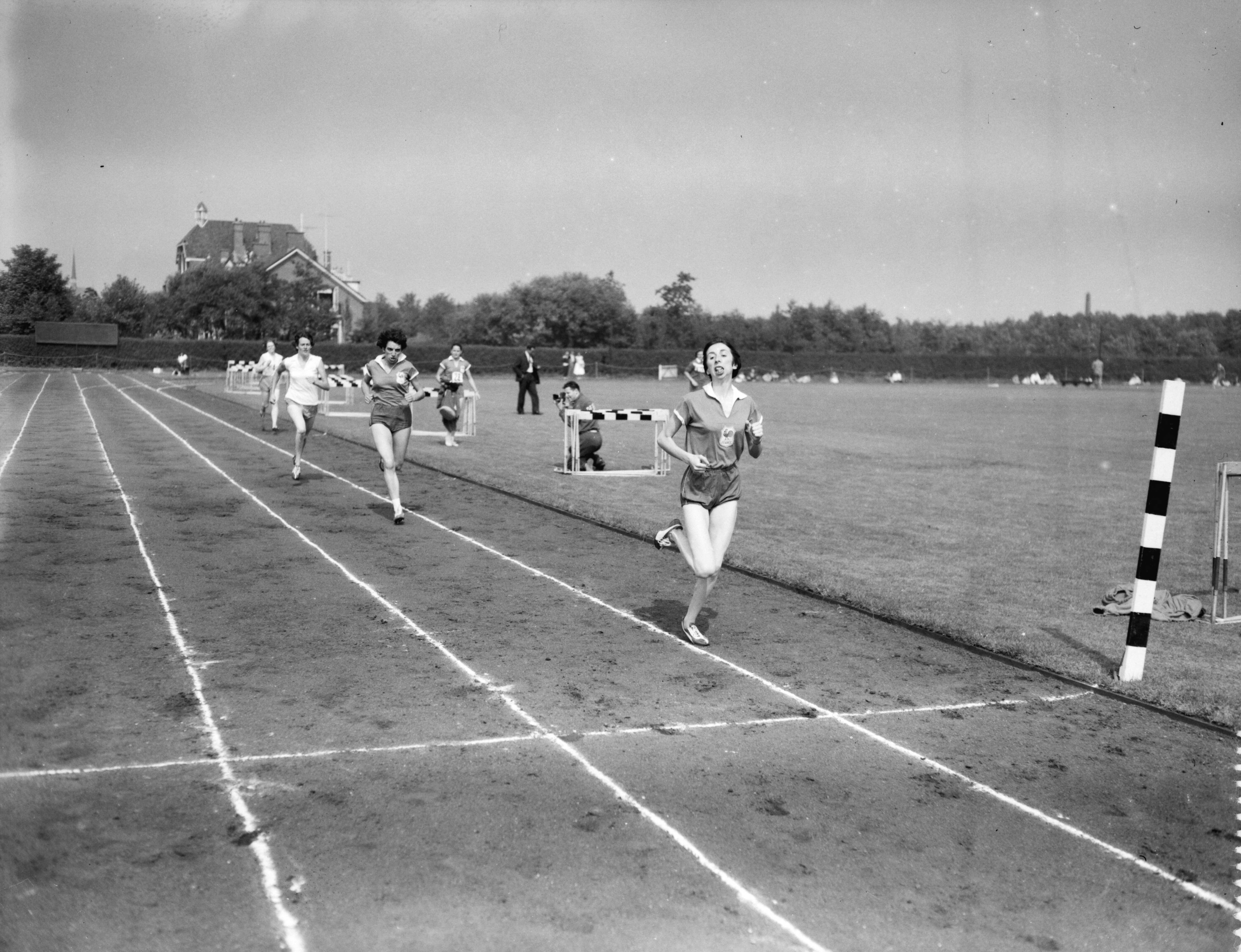 Fotocollectie Anefo — Atletiekwedstrijd Nederland-Frankrijk te Rijswijk. Hardlopen dames — Foto: Rossem, Wim van / Anefo. Licentie: Set B: Rechtenvrij / Publiek Domein. Bron: Nationaal Archief. http://hdl.handle.net/10648/a97f6398-d0b4-102d-bcf8-003048976d84