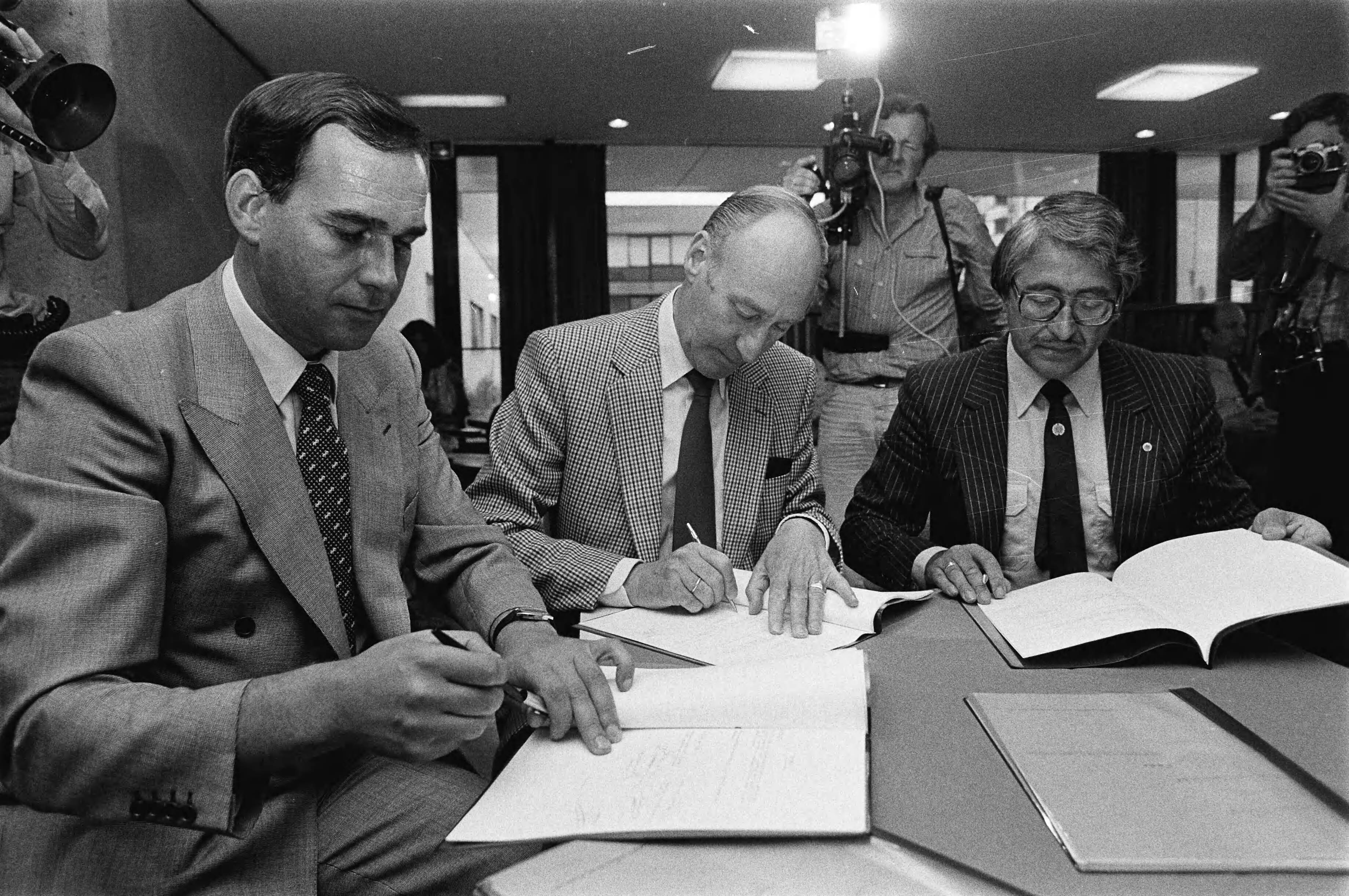 CAO voor contractspelers in het betaald voetbal ondertekend — Tijdens het tekenen vlnr Eugène Lemmers, secretaris Federatie van Betaald Voetbal Organisaties (FBO), Leo van Zandvliet, Federatie van Betaald Voetbalorganisaties (FBO) en Karel Jansen, Vereniging van Contractspelers (VVCS) — Foto: Dijk, Hans van / Anefo. Licentie: Set B: Rechtenvrij / Publiek Domein. Bron: Nationaal Archief. http://hdl.handle.net/10648/accd72a6-d0b4-102d-bcf8-003048976d84