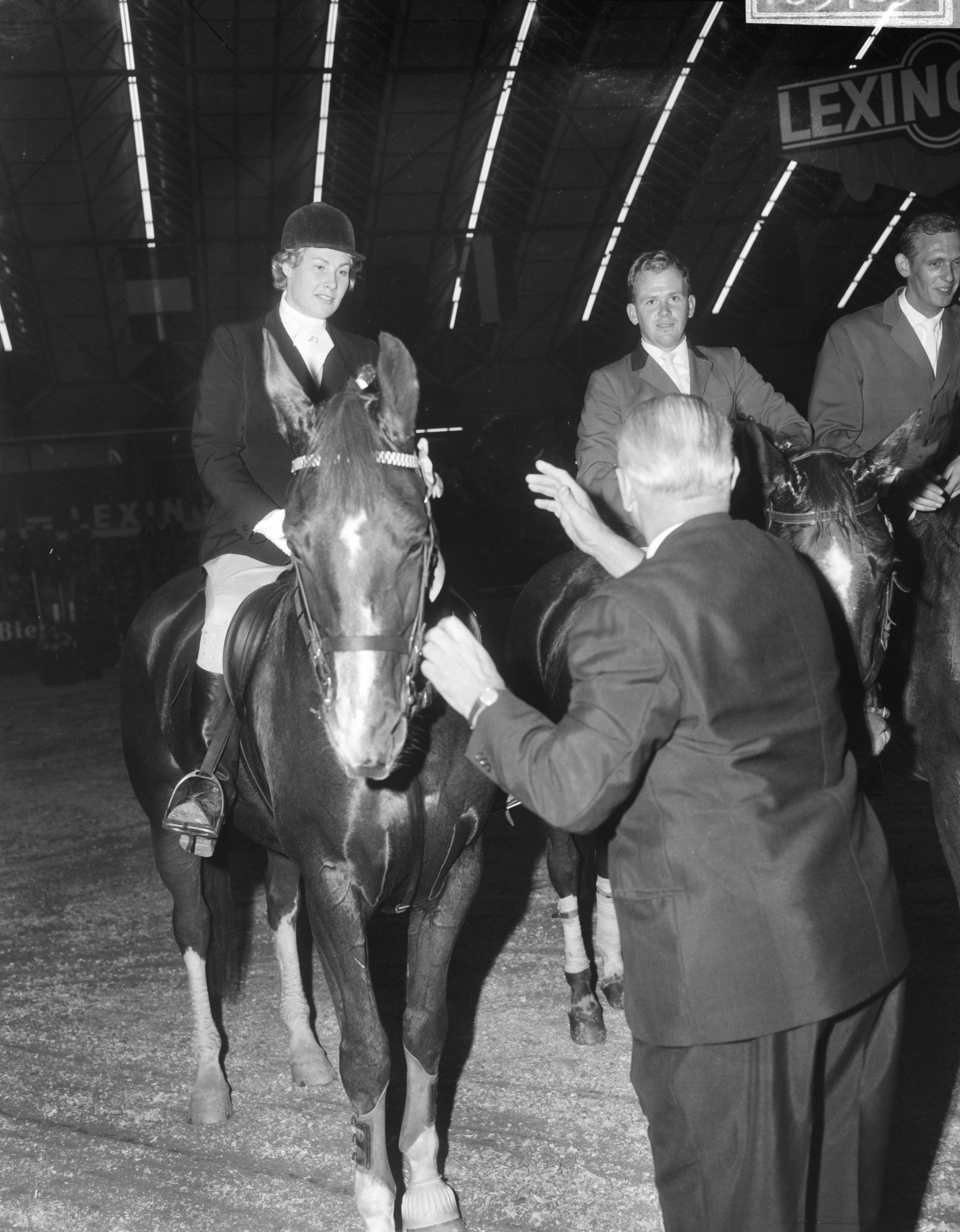 Jumping Amsterdam 1965 in de RAI te Amsterdam — Mevrouw Korteweg-Koster terwijl zij een bokaal in ontvangst neemt — Foto: Bilsen, Joop van / Anefo. Licentie: Set B: Rechtenvrij / Publiek Domein. Bron: Nationaal Archief. http://hdl.handle.net/10648/aac89968-d0b4-102d-bcf8-003048976d84