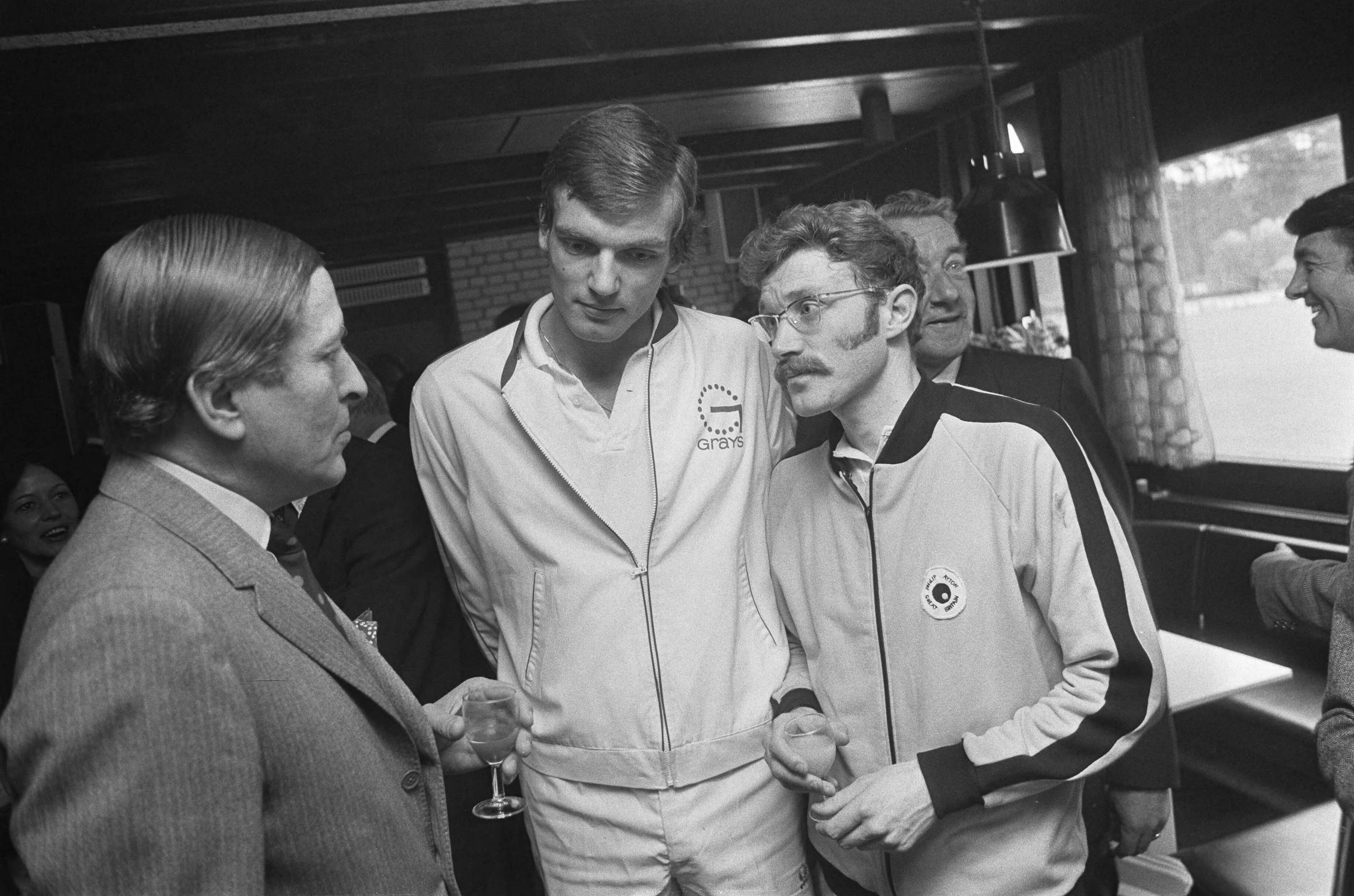 Prins Claus opent het squash kampioenschap voor amateurs in Den Haag — De prins praat met twee spelers — Foto: Fotograaf Onbekend / Anefo. Licentie: Set B: Rechtenvrij / Publiek Domein. Bron: Nationaal Archief. http://hdl.handle.net/10648/ac3bfe02-d0b4-102d-bcf8-003048976d84