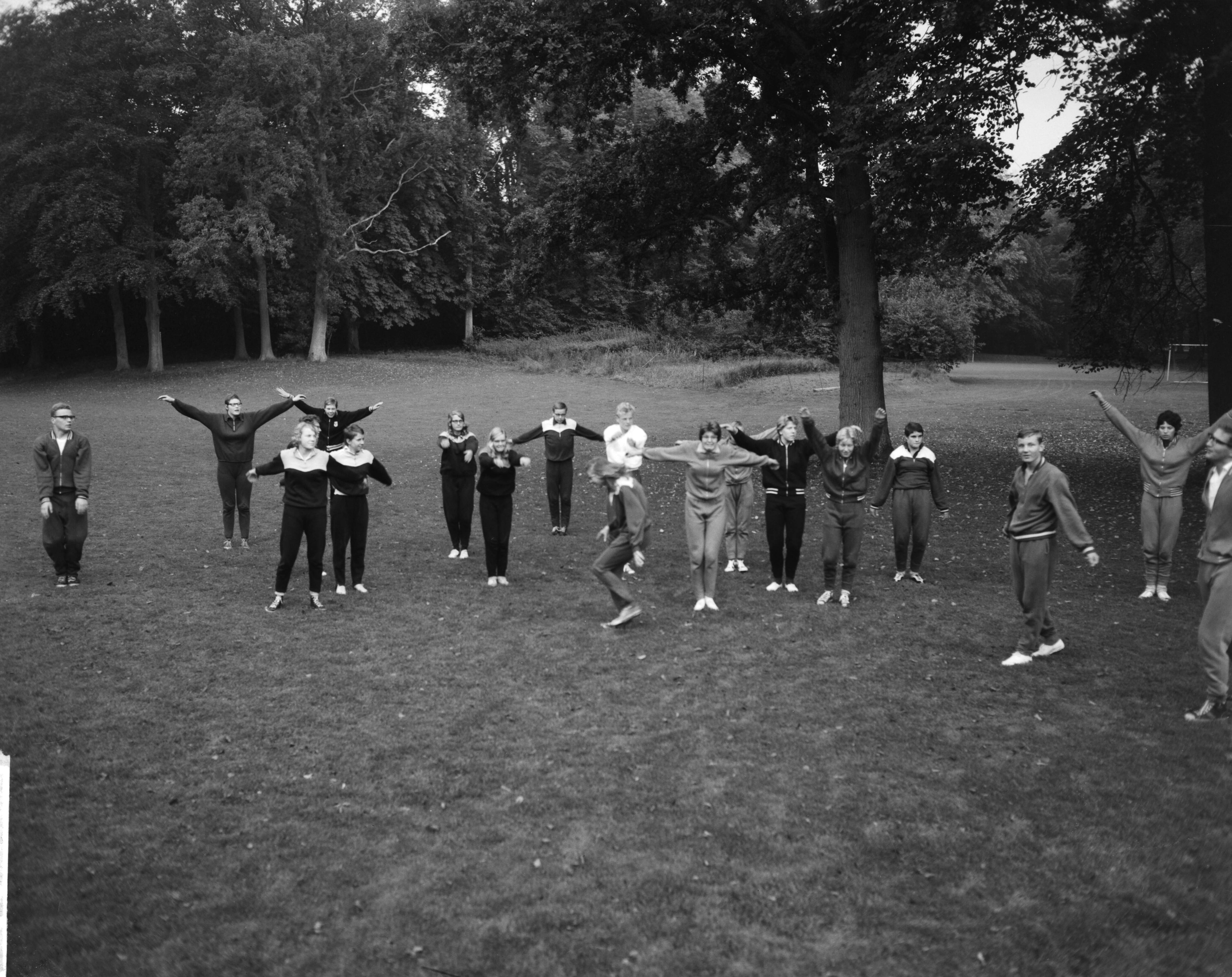 Fotocollectie Anefo — Conditietraining op CIOS te Overveen voor de Nederlandse zwemsters en zwemmer begonnen — Foto: Bilsen, Joop van / Anefo. Licentie: Set B: Rechtenvrij / Publiek Domein. Bron: Nationaal Archief. http://hdl.handle.net/10648/aa1b440c-d0b4-102d-bcf8-003048976d84