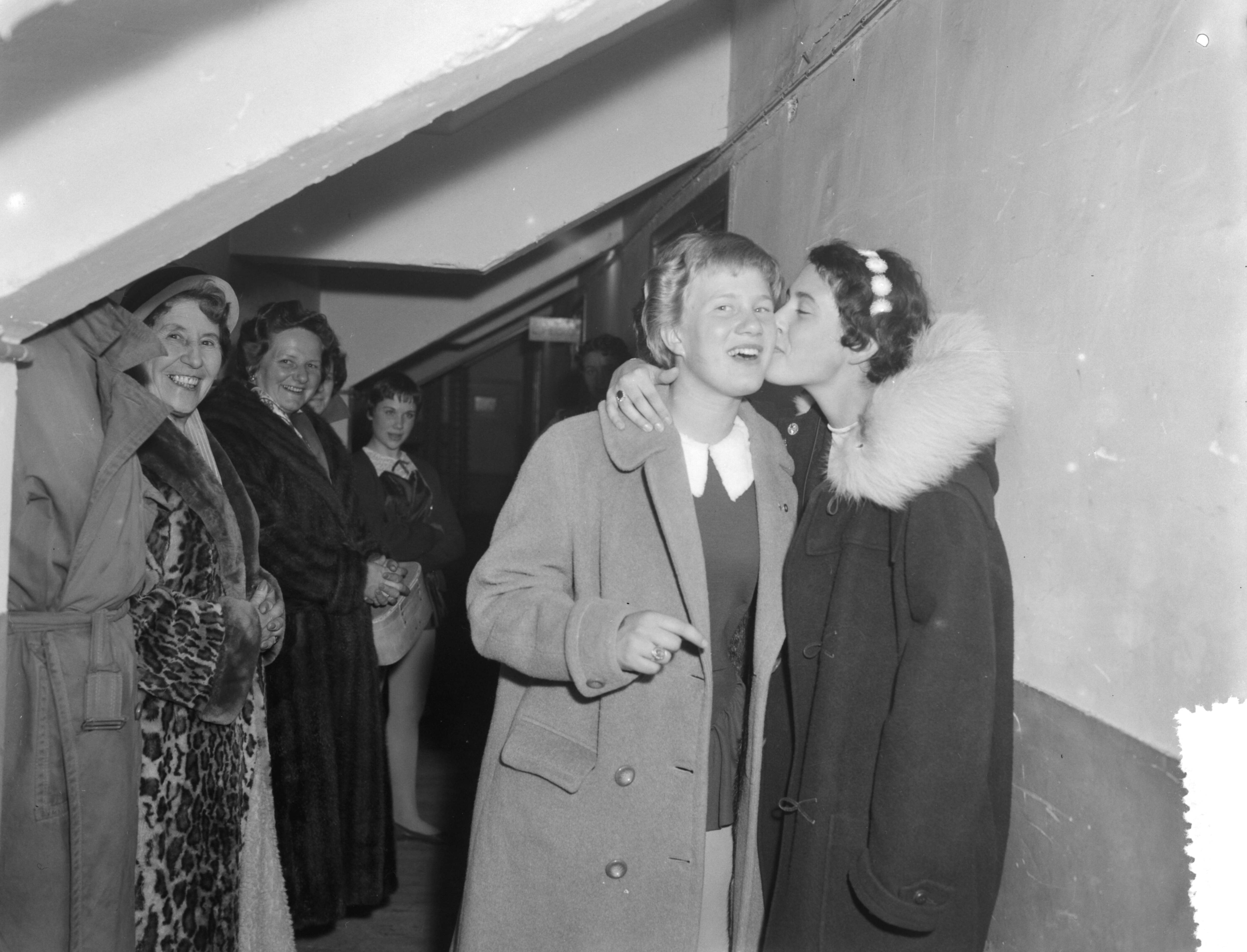 Fotocollectie Anefo — Nationale kampioenschappen kunstrijden op de schaats op de Hokij te Den Haag, Sjoukje Dijkstra krijgt een kus van Joan Haanappel — Foto: Rossem, Wim van / Anefo. Licentie: Set B: Rechtenvrij / Publiek Domein. Bron: Nationaal Archief. http://hdl.handle.net/10648/a98fb4aa-d0b4-102d-bcf8-003048976d84