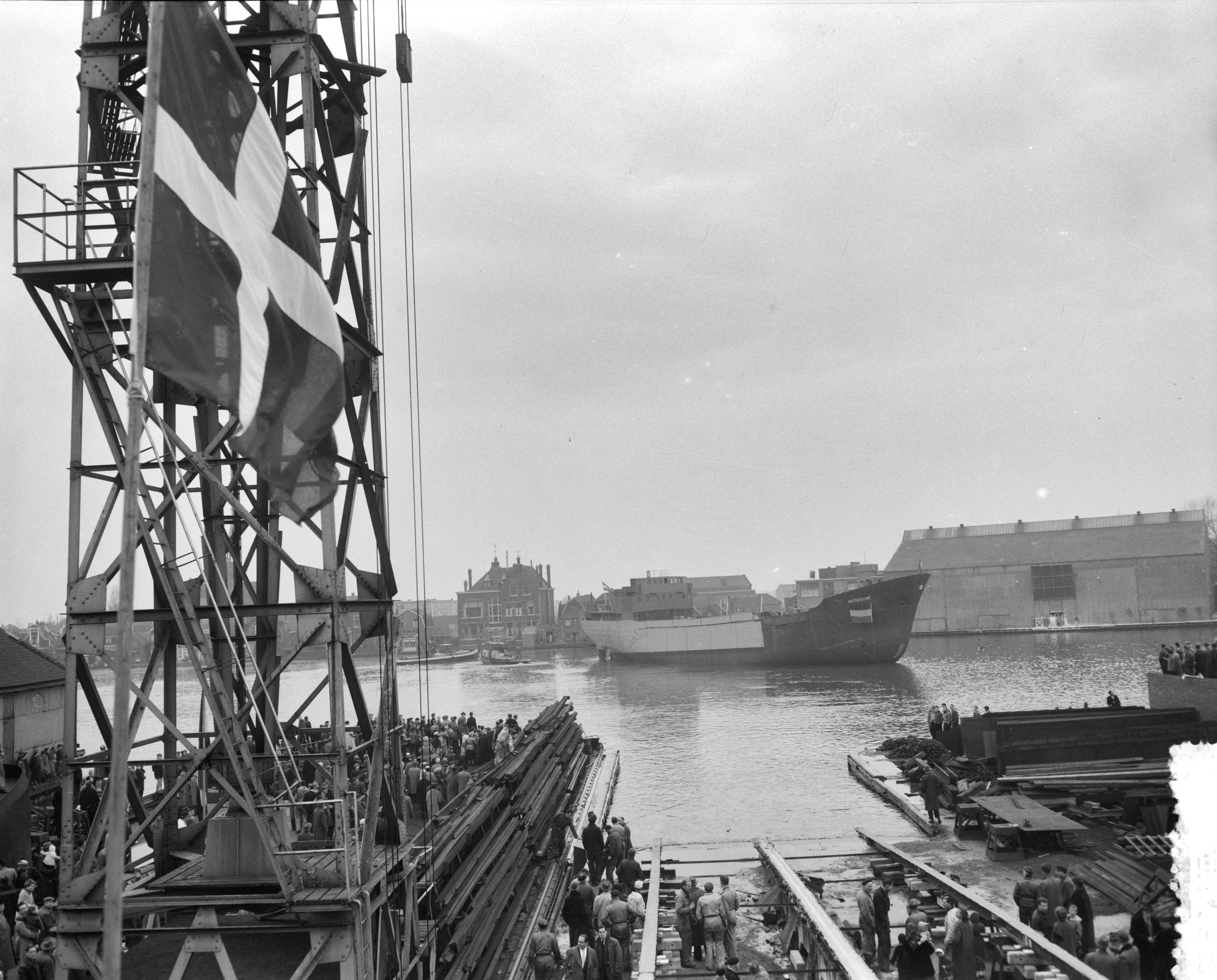 Fotocollectie Anefo — Tewaterlating motorcoaster "Hvideklint" bij de Zaanlandse Scheepsbouw Maatschappij te Zaandam — Foto: Bilsen, Joop van / Anefo. Licentie: Set B: Rechtenvrij / Publiek Domein. Bron: Nationaal Archief. http://hdl.handle.net/10648/a95b3932-d0b4-102d-bcf8-003048976d84