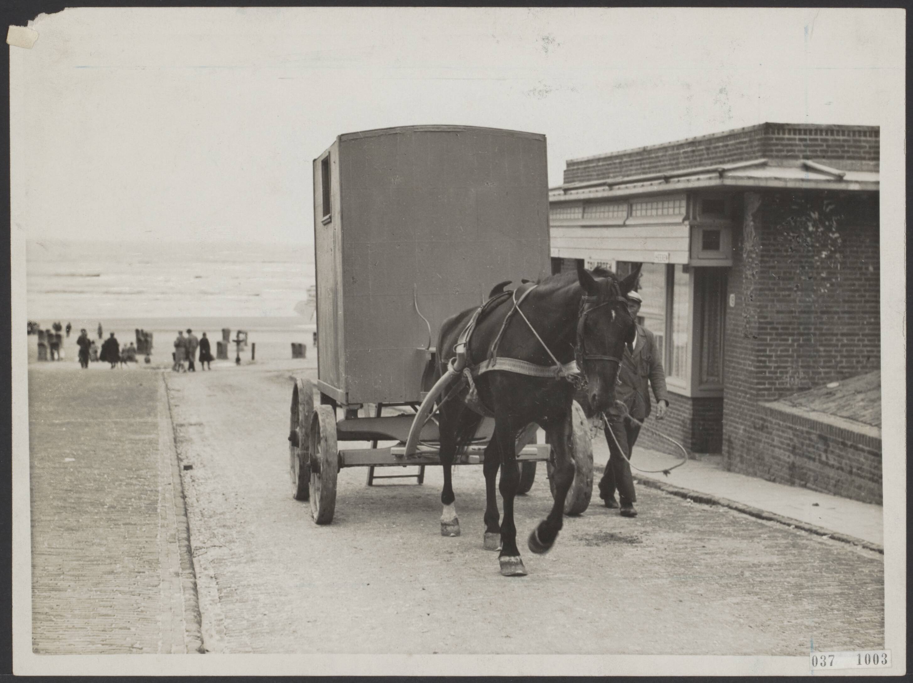 Fotocollectie Elsevier Binnenland — Opruiming van strandstoelen en strandhutjes na afloop van het badseizoen per paard en wagen te Zandvoort — Foto: N.V. Polygoon. Licentie: Set B: Rechtenvrij / Publiek Domein. Bron: Nationaal Archief. http://hdl.handle.net/10648/adef8868-d0b4-102d-bcf8-003048976d84