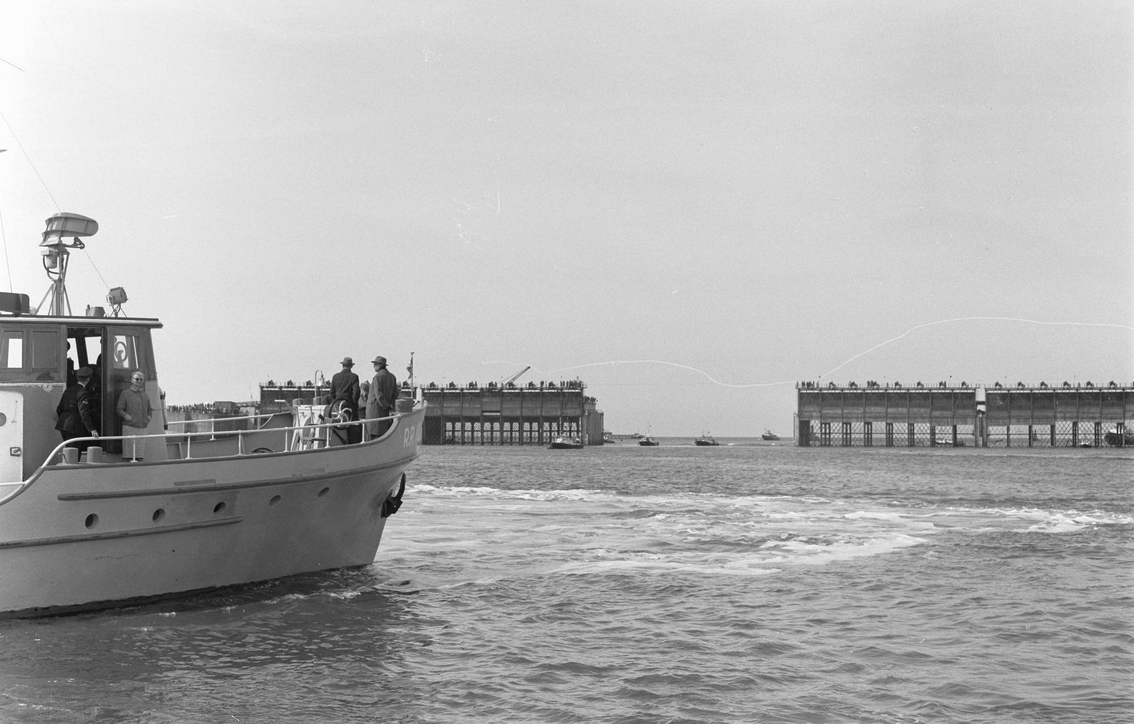 Fotocollectie Anefo — Sluiting Veerse Gat. Koningin Juliana is aanwezig aan boord van het koninklijk jacht "Piet Hein" — Foto: Pot, Harry / Anefo. Licentie: Set B: Rechtenvrij / Publiek Domein. Bron: Nationaal Archief. http://hdl.handle.net/10648/a9d2b980-d0b4-102d-bcf8-003048976d84