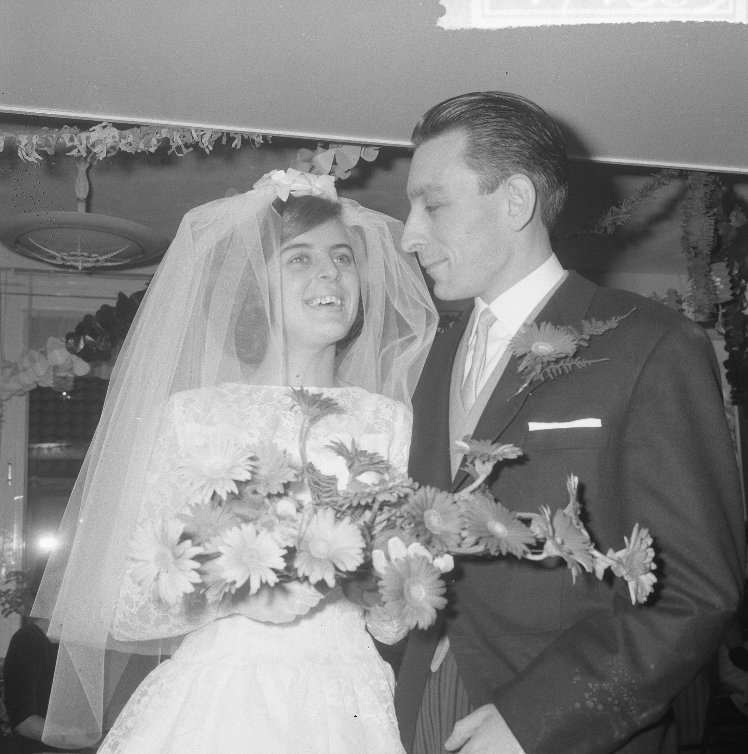 Fotocollectie Anefo — Huwelijk van atlete Tilly van der Zwaard met Gerrit van der Made te Aalsmeer — Foto: Pot, Harry / Anefo. Licentie: Set B: Rechtenvrij / Publiek Domein. Bron: Nationaal Archief. http://hdl.handle.net/10648/aa8459a6-d0b4-102d-bcf8-003048976d84