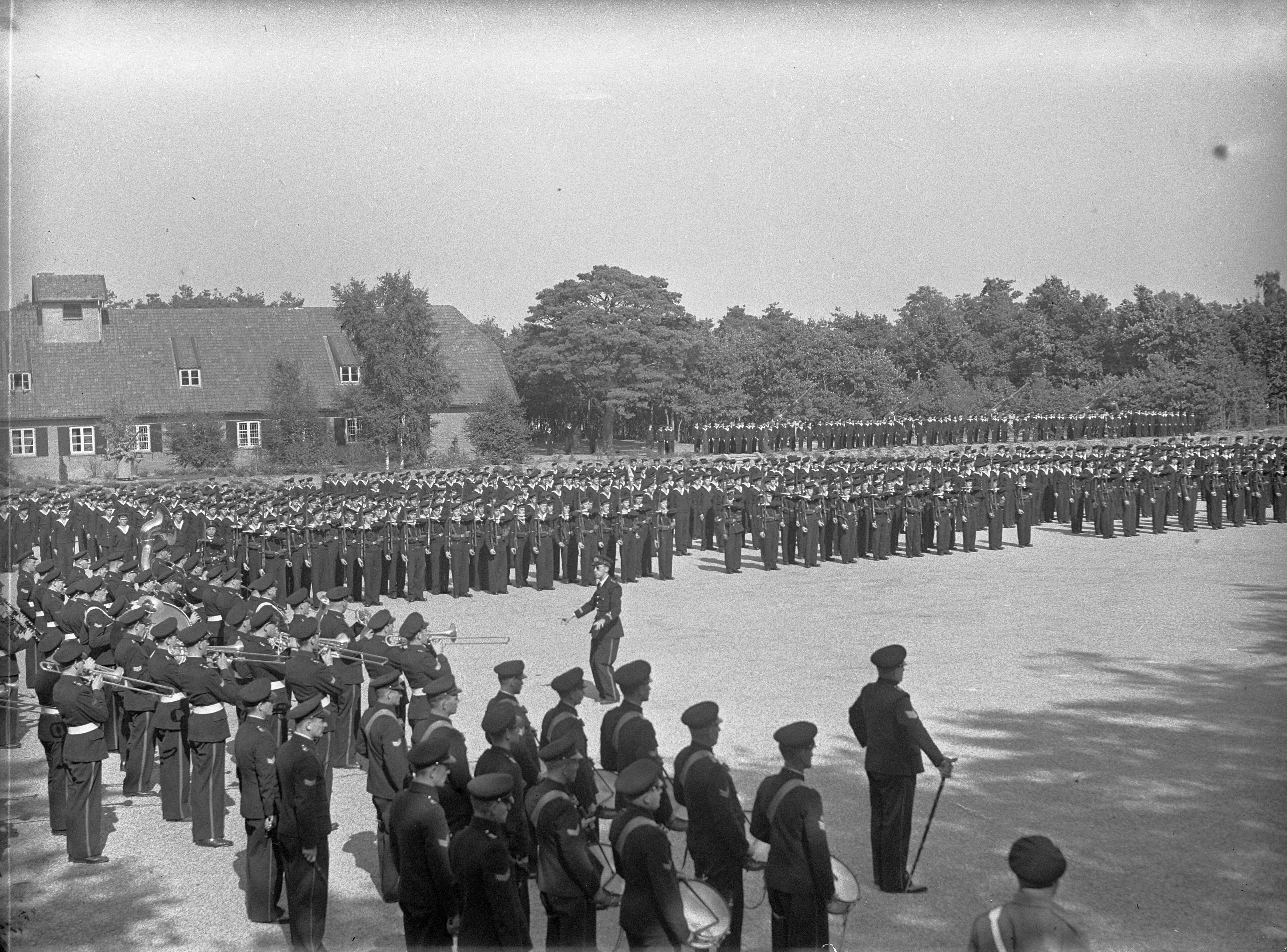Fotocollectie Anefo — Beëdiging van 29 marine-officieren op het Marine Opleidingskamp te Hilversum. Defilé — Foto: Sagers, Harry / Anefo. Licentie: Set B: Rechtenvrij / Publiek Domein. Bron: Nationaal Archief. http://hdl.handle.net/10648/a8ac9bac-d0b4-102d-bcf8-003048976d84