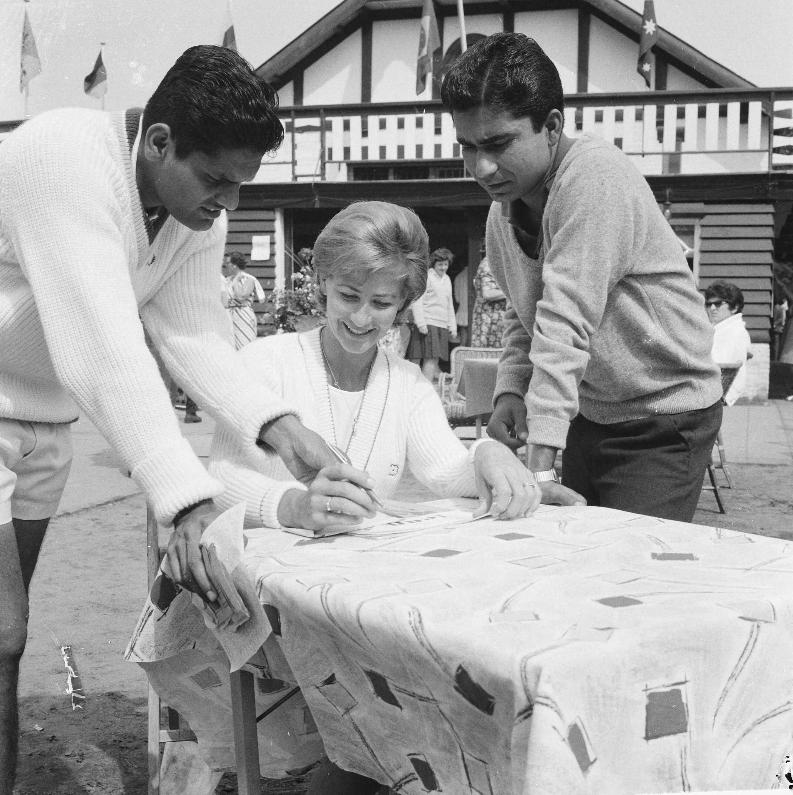 Fotocollectie Anefo — Tenniskampioenschappen te Hilversum, Krishnan (l) Valerie Forbes en Akhtar Ali — Foto: Koch, Eric / Anefo. Licentie: Set B: Rechtenvrij / Publiek Domein. Bron: Nationaal Archief. http://hdl.handle.net/10648/aa119c2c-d0b4-102d-bcf8-003048976d84