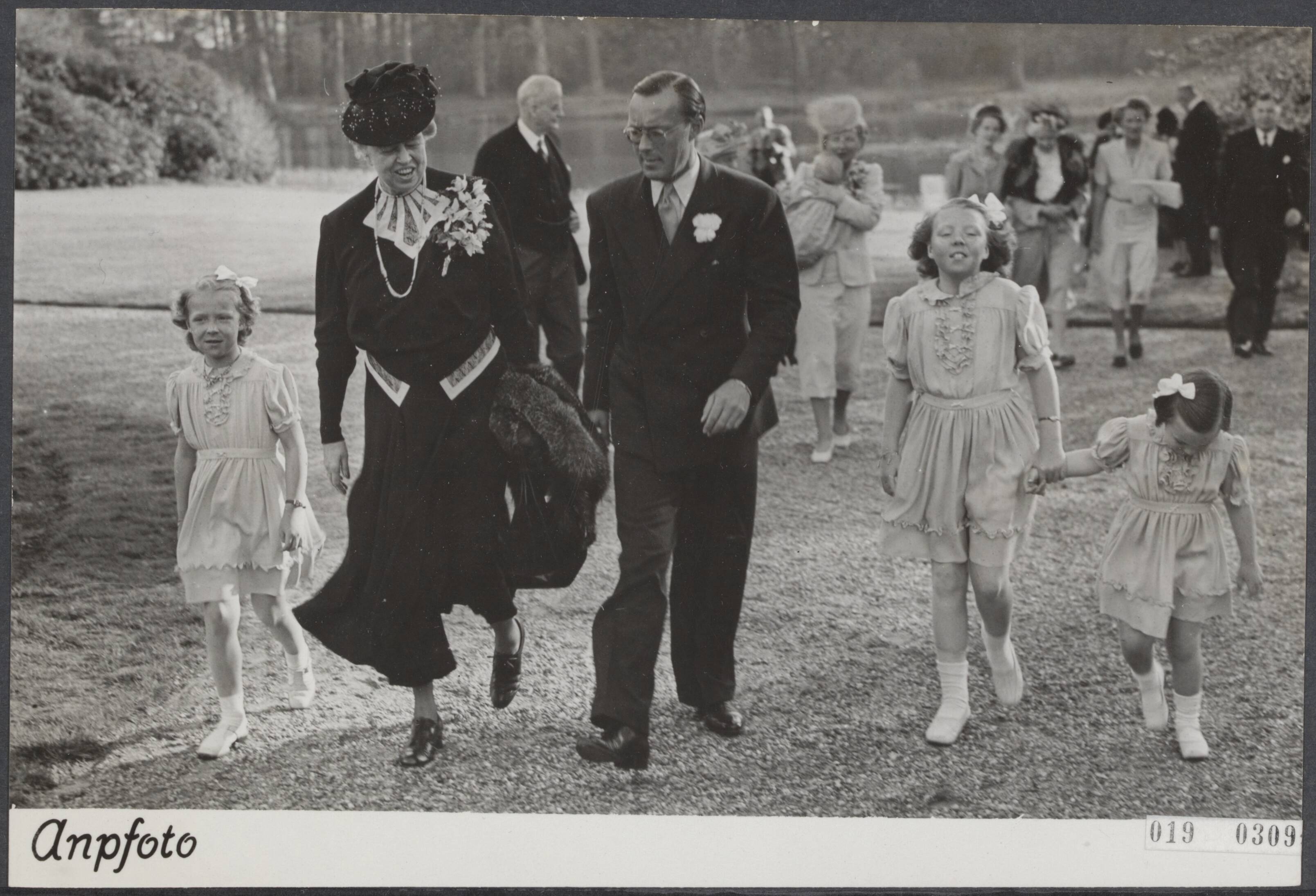 Fotocollectie Elsevier Binnenland — Eleanor Roosevelt bezoekt het Prinselijk gezin. Hedenmiddag bracht mevrouw Roosevelt een bezoek aan het Prinselijk gezin op het paleis Soestdijk. Tijdens een wandeling door de tuin van het paleis. — Foto: ANP / RVD of rechtenvrij. Licentie: Set B: Rechtenvrij / Publiek Domein. Bron: Nationaal Archief. http://hdl.handle.net/10648/adc6214e-d0b4-102d-bcf8-003048976d84