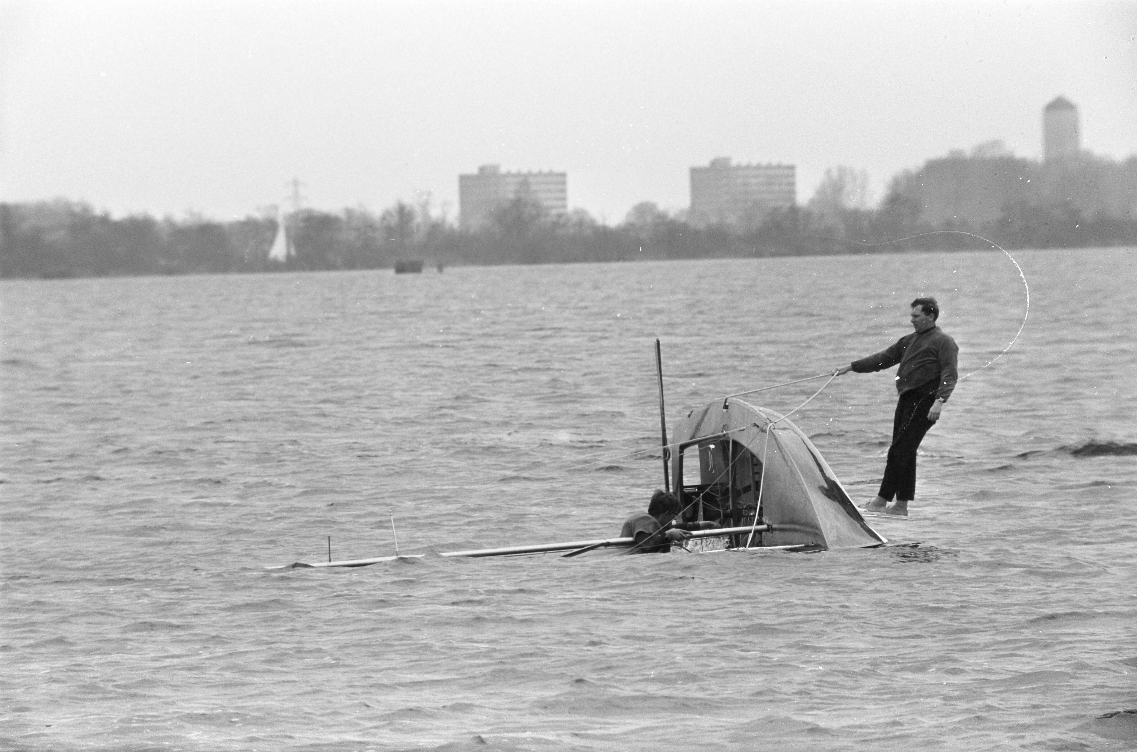 Fotocollectie Anefo — Paasregatta, zeilwedstrijden te Loosdrecht. Actiefotos tijdens zeilwedstrijden — Foto: Kroon, Ron / Anefo. Licentie: Set B: Rechtenvrij / Publiek Domein. Bron: Nationaal Archief. http://hdl.handle.net/10648/ab3ce4c6-d0b4-102d-bcf8-003048976d84