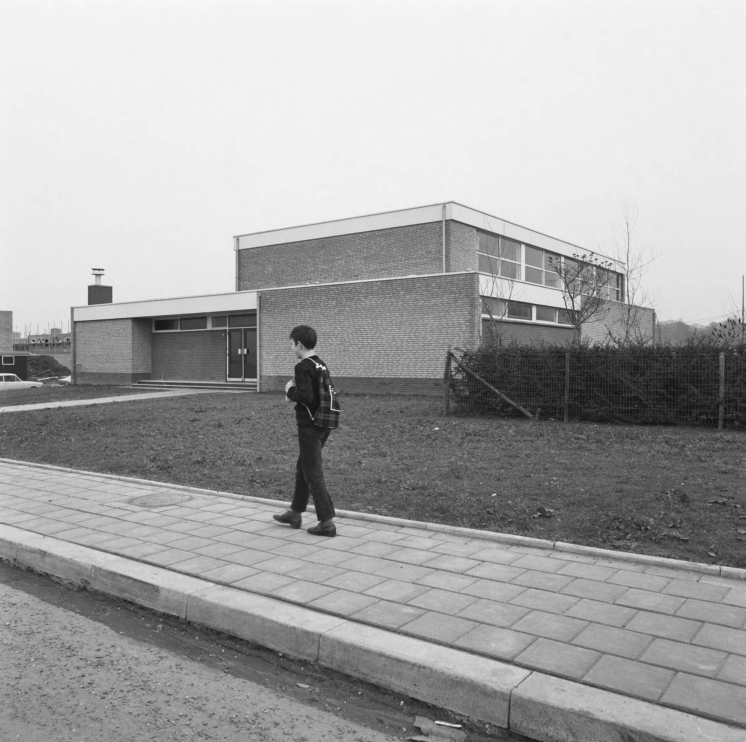 Fotocollectie Nederlandse Heidemaatschappij — Amstenrade. Gymzaal project Sleutelbouw bv — Foto: Fotograaf Onbekend / Heidemij. Licentie: Set B: Rechtenvrij / Publiek Domein. Bron: Nationaal Archief. http://hdl.handle.net/10648/ae83f8b8-d0b4-102d-bcf8-003048976d84