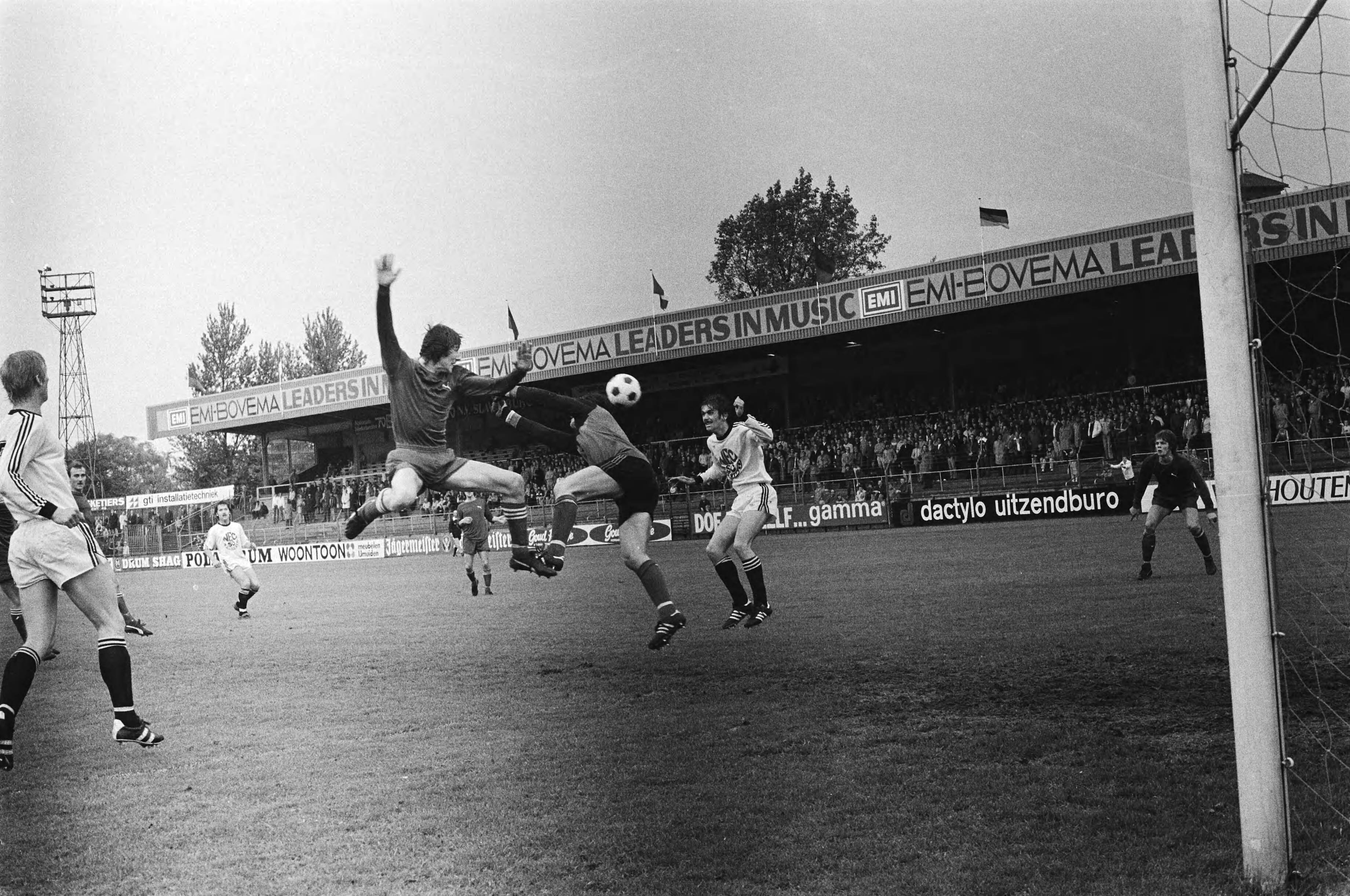 Fotocollectie Anefo — Haarlem tegen NEC 2-2; NEC keeper Formanney in duel met Böckling (links) — Foto: Pereira, Fernando / Anefo. Licentie: Set B: Rechtenvrij / Publiek Domein. Bron: Nationaal Archief. http://hdl.handle.net/10648/accad8f2-d0b4-102d-bcf8-003048976d84