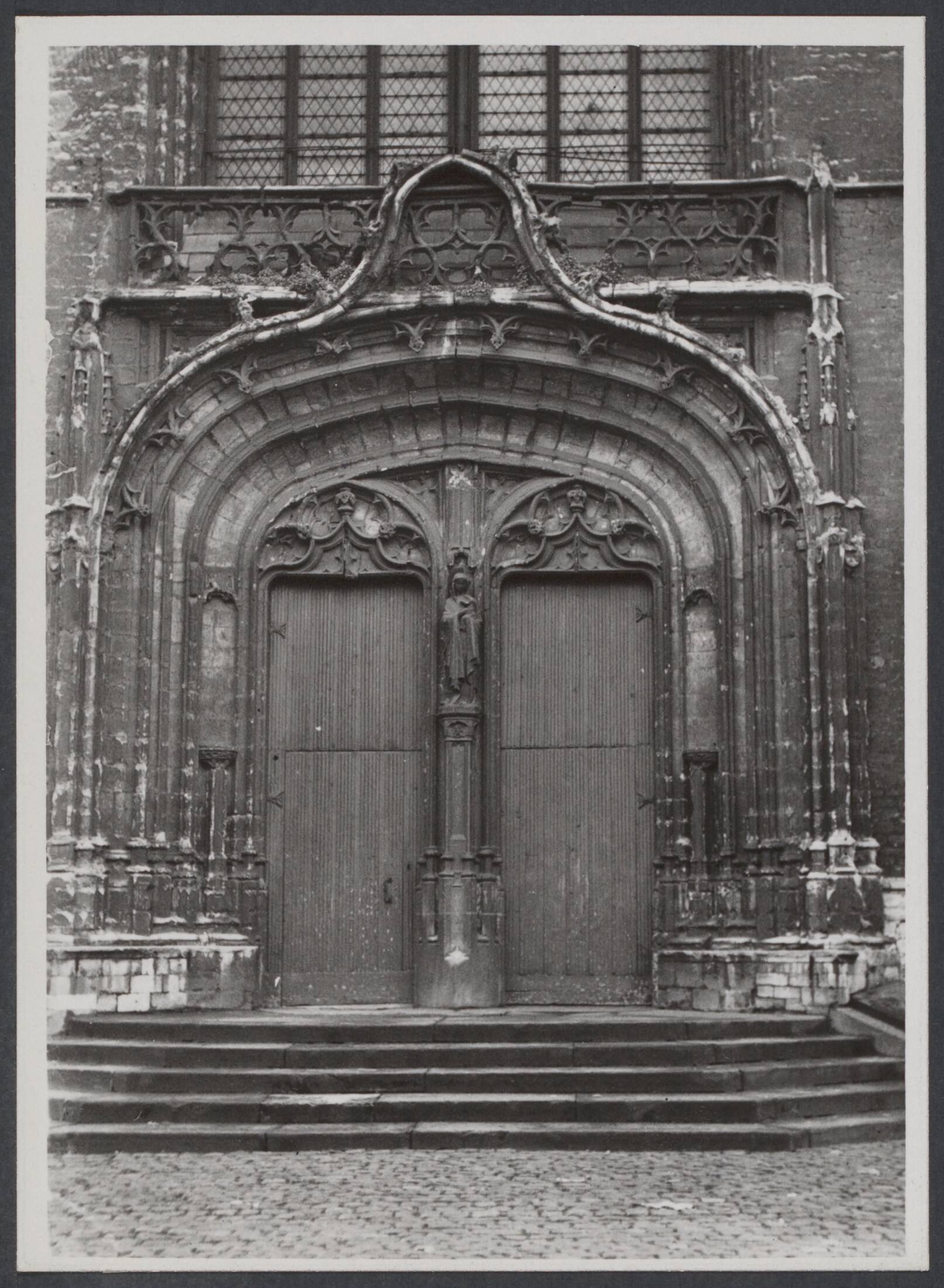 Mechelen — Mechelen. O.L.Vrouwekerk-over-de-Dijle: portaal van het noorder dwarsschip — Foto: Onbekend / Publiek Domein of Rechtenvrij. Licentie: Set B: Rechtenvrij / Publiek Domein. Bron: Nationaal Archief. http://hdl.handle.net/10648/d8547195-abb1-b4b0-b982-aef25749a297