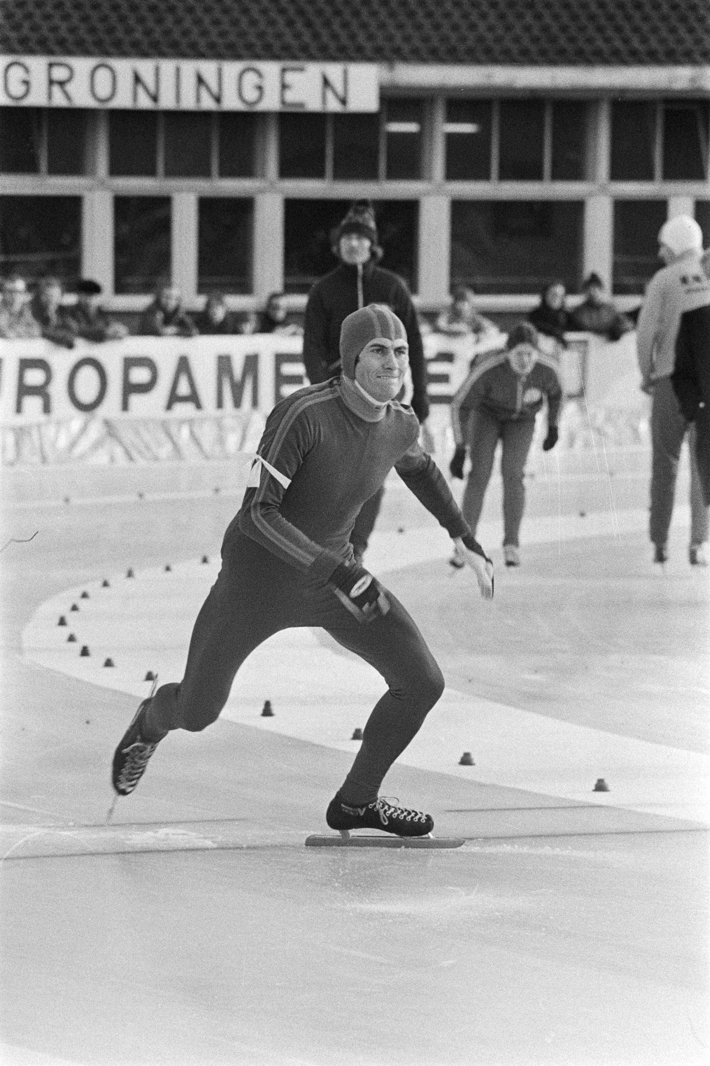 Fotocollectie Anefo — Nederlandse kampioenschappen schaatsen in Groningen; Eppie Bleeker in aktie — Foto: Verhoeff, Bert / Anefo. Licentie: Set B: Rechtenvrij / Publiek Domein. Bron: Nationaal Archief. http://hdl.handle.net/10648/ac7aa2e2-d0b4-102d-bcf8-003048976d84