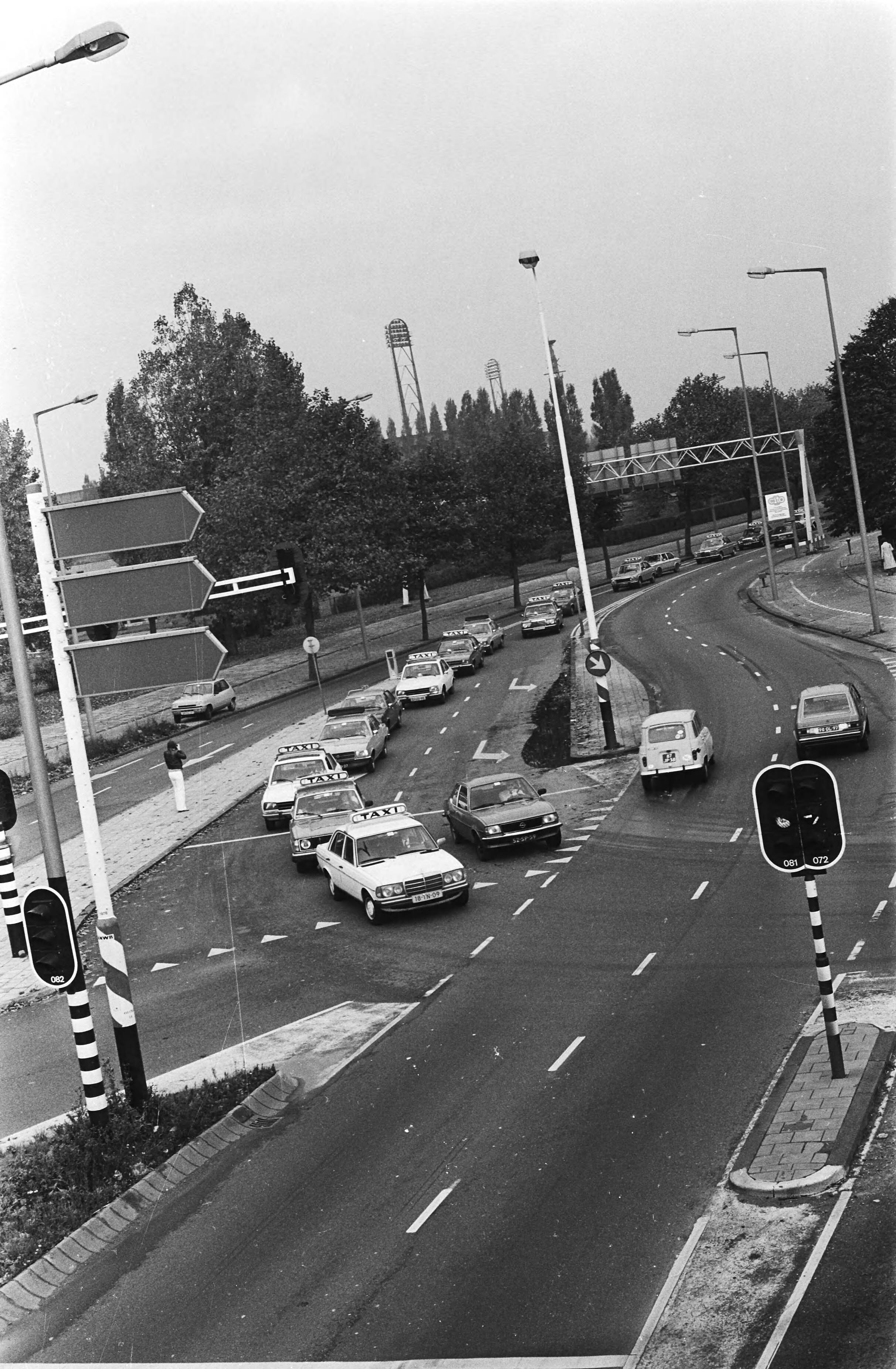 Fotocollectie Anefo — Amsterdamse taxis vanaf Stadionplein naar Den Haag voor demonstratie tegen nieuwe gemeenteregeling in Amsterdam — Foto: Pereira, Fernando / Anefo. Licentie: Set B: Rechtenvrij / Publiek Domein. Bron: Nationaal Archief. http://hdl.handle.net/10648/acbe5c08-d0b4-102d-bcf8-003048976d84