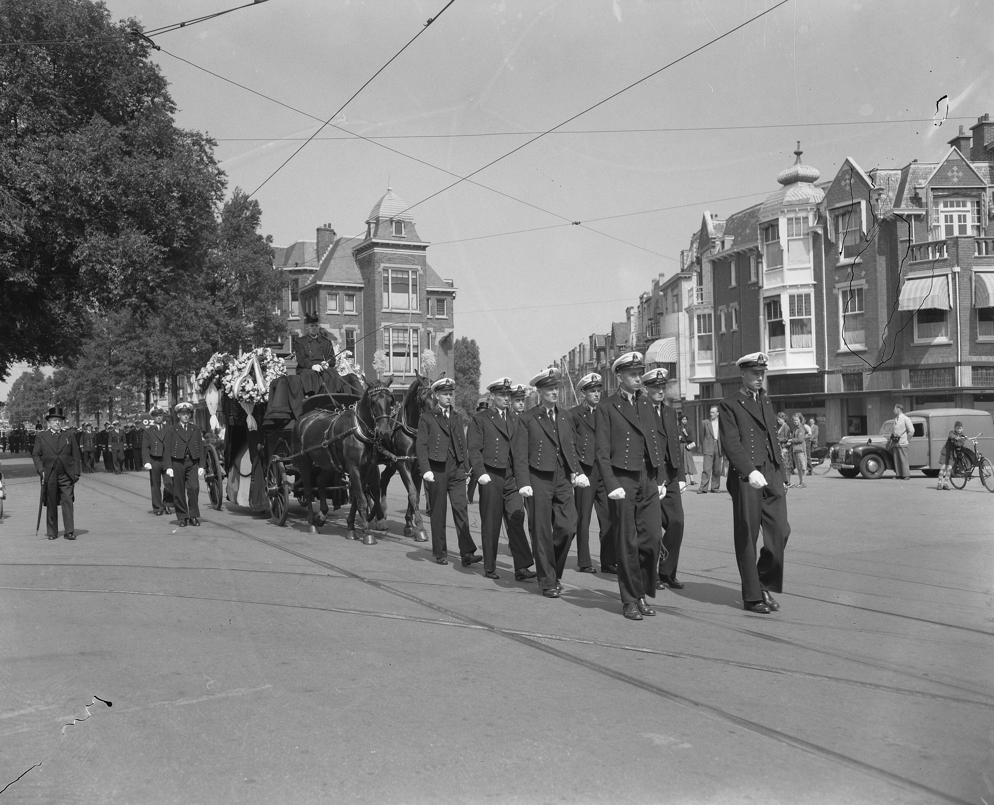 Fotocollectie Anefo — Marinebegrafenis van adelborst Hendriks te Den Haag — Foto: Meijer, T.A. / Anefo. Licentie: Set B: Rechtenvrij / Publiek Domein. Bron: Nationaal Archief. http://hdl.handle.net/10648/a9264466-d0b4-102d-bcf8-003048976d84