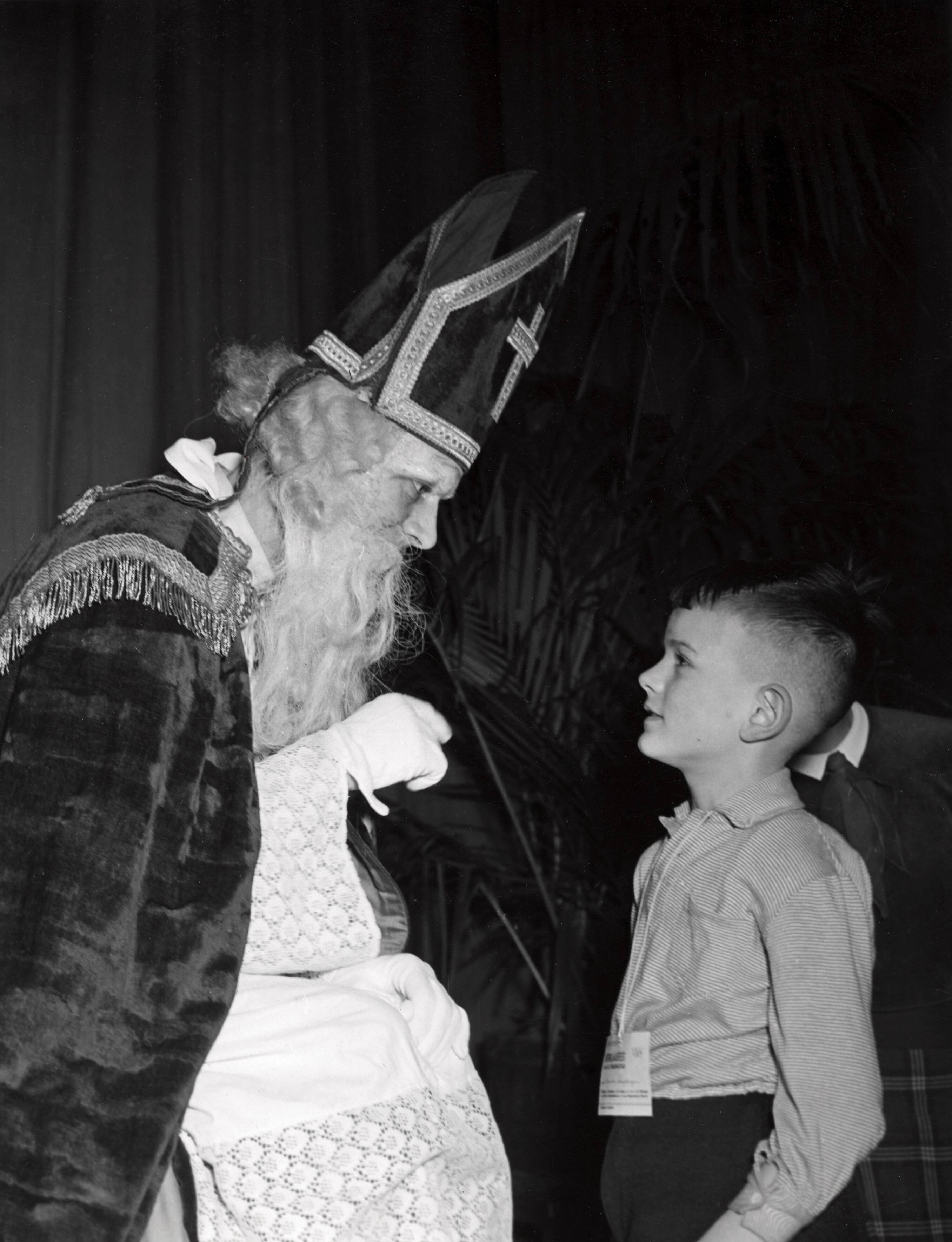 Collectie nader te bepalen — [Serie: Sinterklaasfeest N.V. De Spaarnestad] — Foto: Fotograaf Onbekend / Fotobureau onbekend / Spaarnestad Photo (05887). Licentie: Set B: Rechtenvrij / Publiek Domein. Bron: Nationaal Archief. http://hdl.handle.net/10648/35429da6-3e31-a382-e063-6df0900a6686