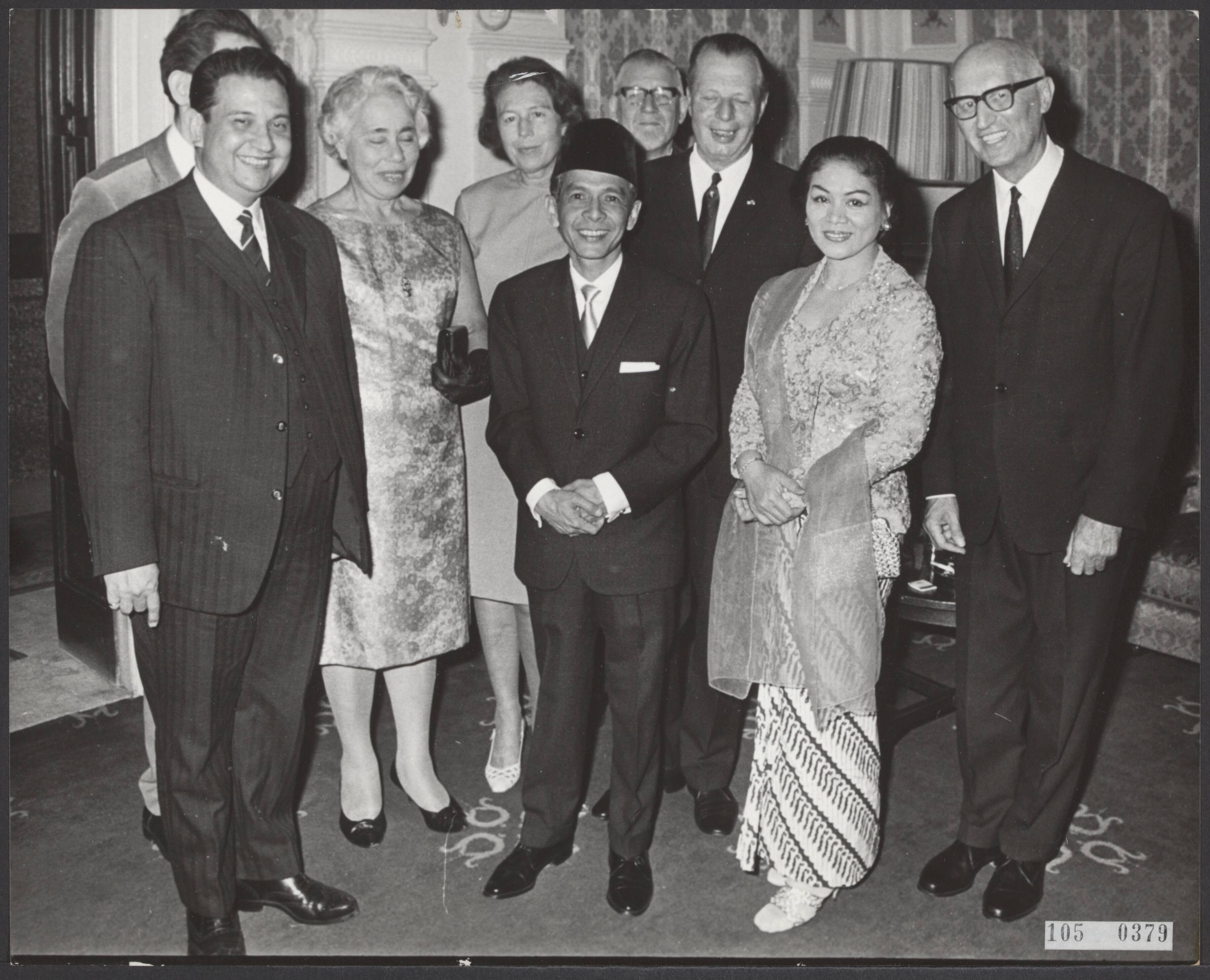 Fotocollectie Elsevier Binnenland — Onafhankelijkheidsherdenking door de Indonesische ambassade in kasteel Oud-Wassenaar. Zaterdagmiddag werd een receptie gegeven waarbij vele gasten uit het burgerlijk en militair leven hun gelukwensen kwamen aanbieden. De ambassadeur van Indonesië, de heer Taswina A Natadingrat en echtgenote temidden van enige gasten. — Foto: Nijs, Jac. de / Anefo. Licentie: Set B: Rechtenvrij / Publiek Domein. Bron: Nationaal Archief. http://hdl.handle.net/10648/ae2eeaf8-d0b4-102d-bcf8-003048976d84