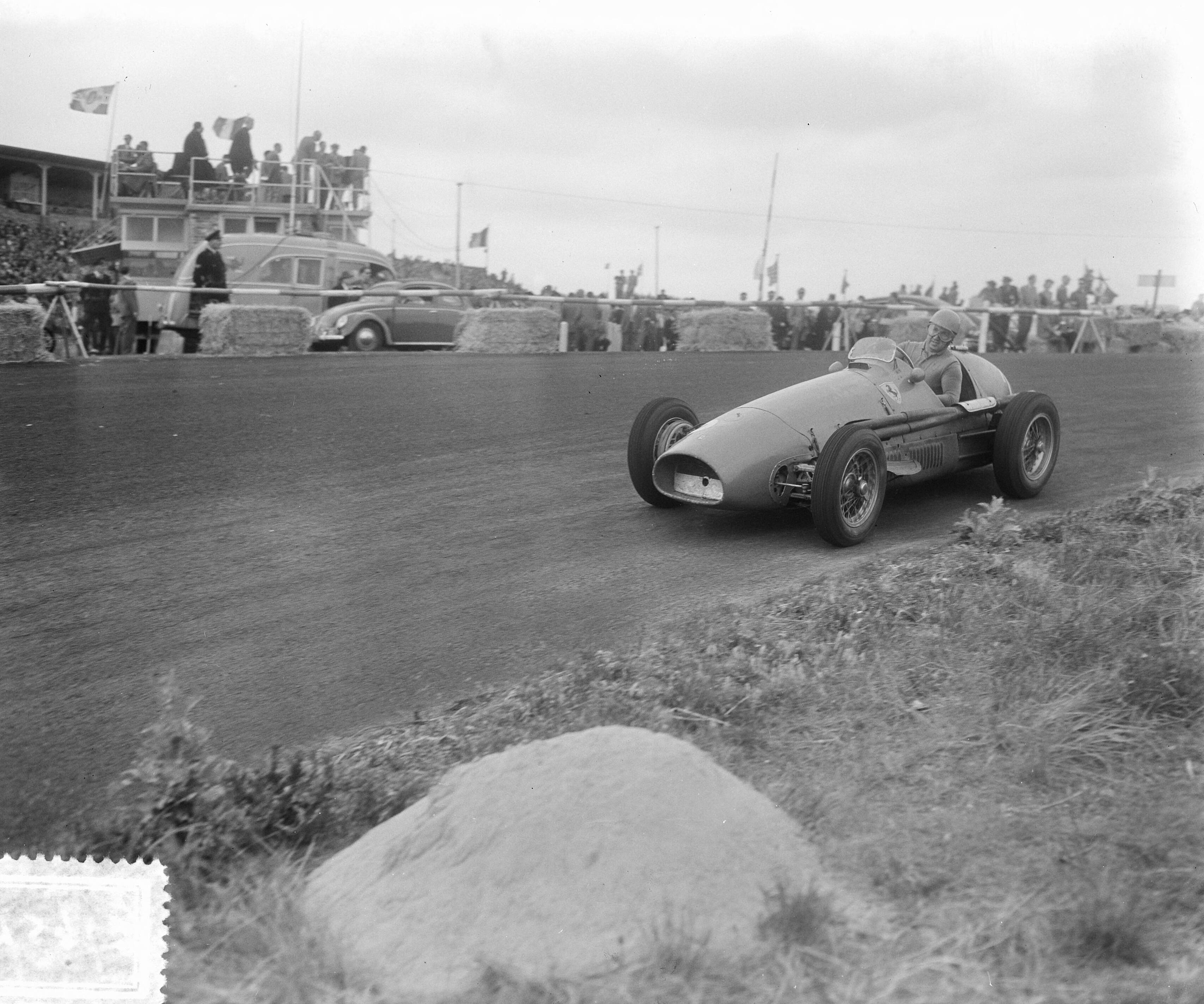 Grand Prix Zandvoort 1953 — Autoraces Dutch Grand Prix Zandvoort. Alberto Ascari met Ferrari in de bocht — Foto: Pot, Harry / Anefo. Licentie: Set B: Rechtenvrij / Publiek Domein. Bron: Nationaal Archief. http://hdl.handle.net/10648/a90d573a-d0b4-102d-bcf8-003048976d84
