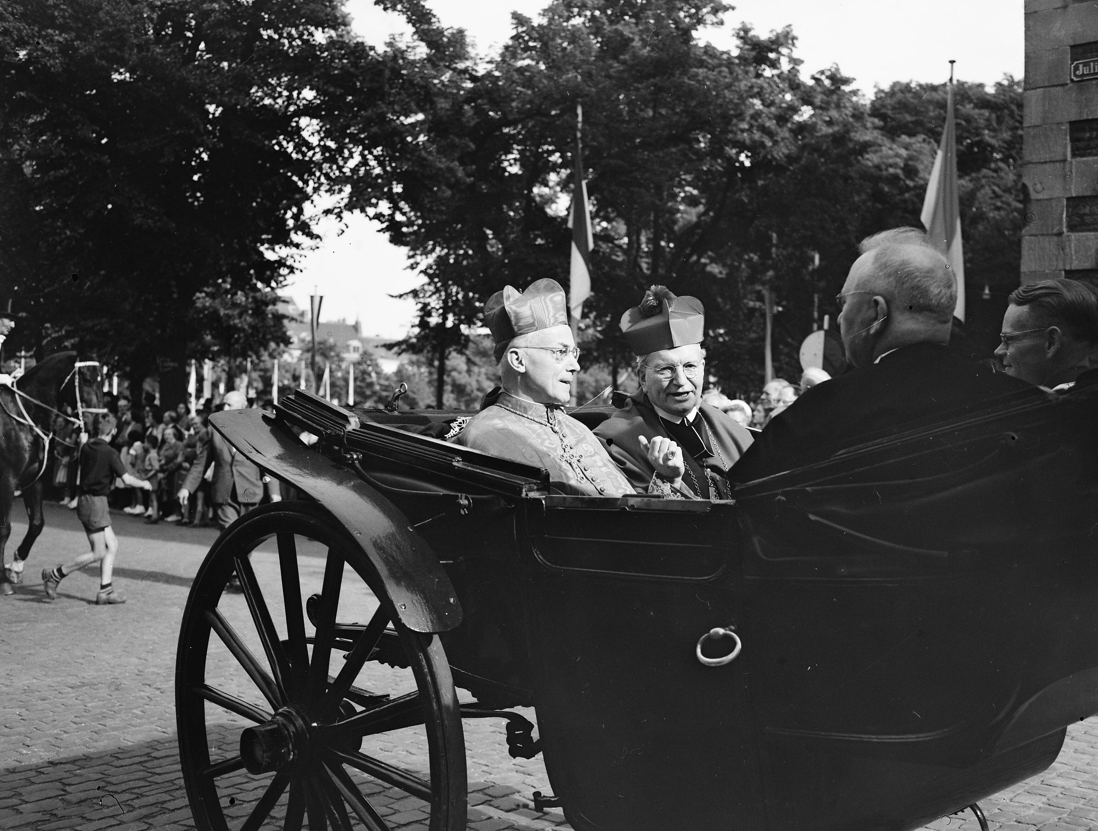 Fotocollectie Anefo — Heiligdomsvaart Maastricht. Rechts bisschop Lemmens van Roermond, links kardinaal Frings, aartsbisschop van Keulen — Foto: Pot, Harry / Anefo. Licentie: Set B: Rechtenvrij / Publiek Domein. Bron: Nationaal Archief. http://hdl.handle.net/10648/a937f9ae-d0b4-102d-bcf8-003048976d84