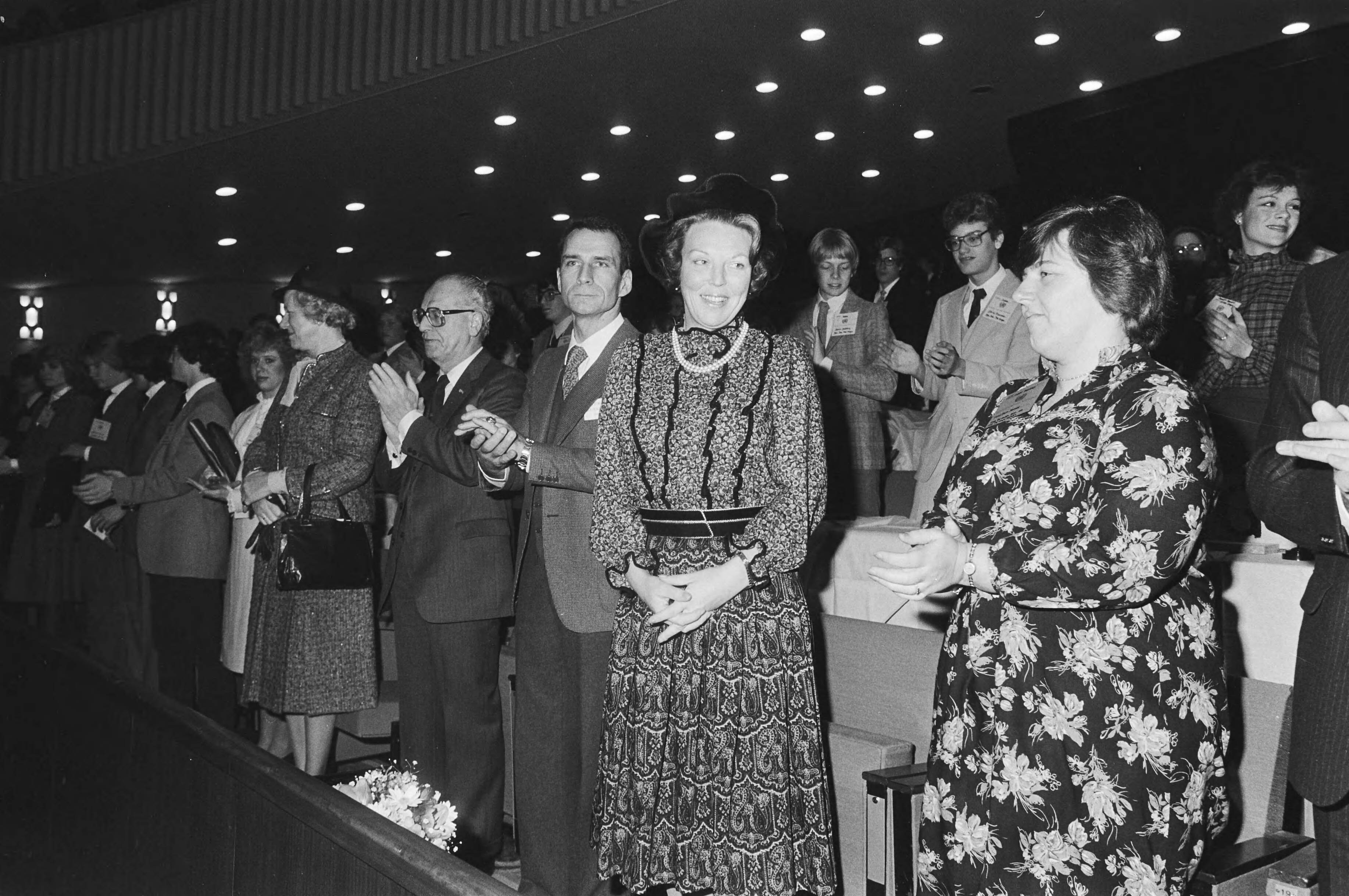 Koningin Beatrix opent het Verenigde Naties Jeugdcongres in Den Haag — Applaus voor koningin Beatrix — Foto: Bogaerts, Rob / Anefo. Licentie: Set B: Rechtenvrij / Publiek Domein. Bron: Nationaal Archief. http://hdl.handle.net/10648/ad24d1b8-d0b4-102d-bcf8-003048976d84