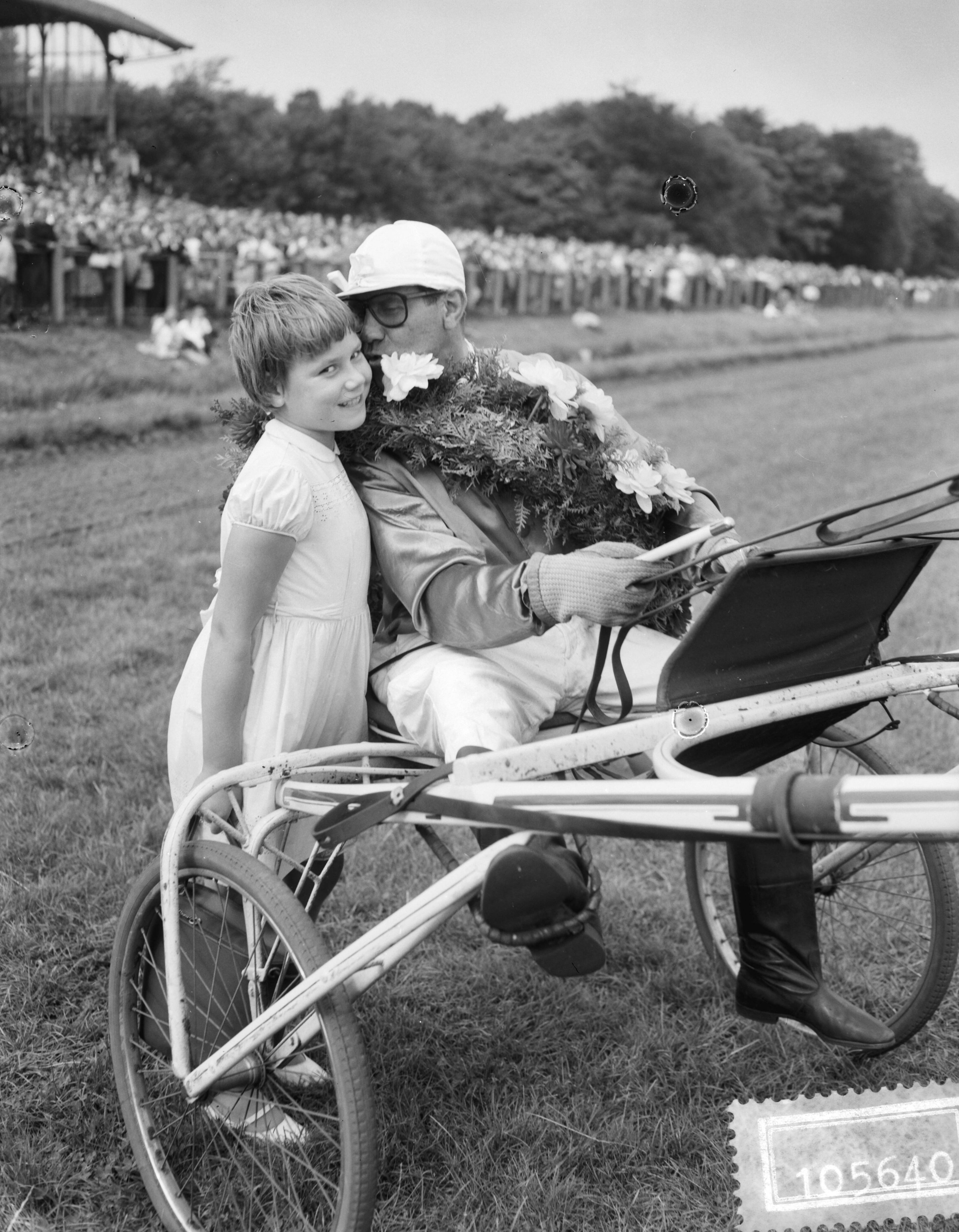Fotocollectie Anefo — Draversderby op Duindigt: Derby X-winnaar pikeur Martin Vergay kust zijn dochtertje — Foto: Rossem, Wim van / Anefo. Licentie: Set B: Rechtenvrij / Publiek Domein. Bron: Nationaal Archief. http://hdl.handle.net/10648/a99a2304-d0b4-102d-bcf8-003048976d84