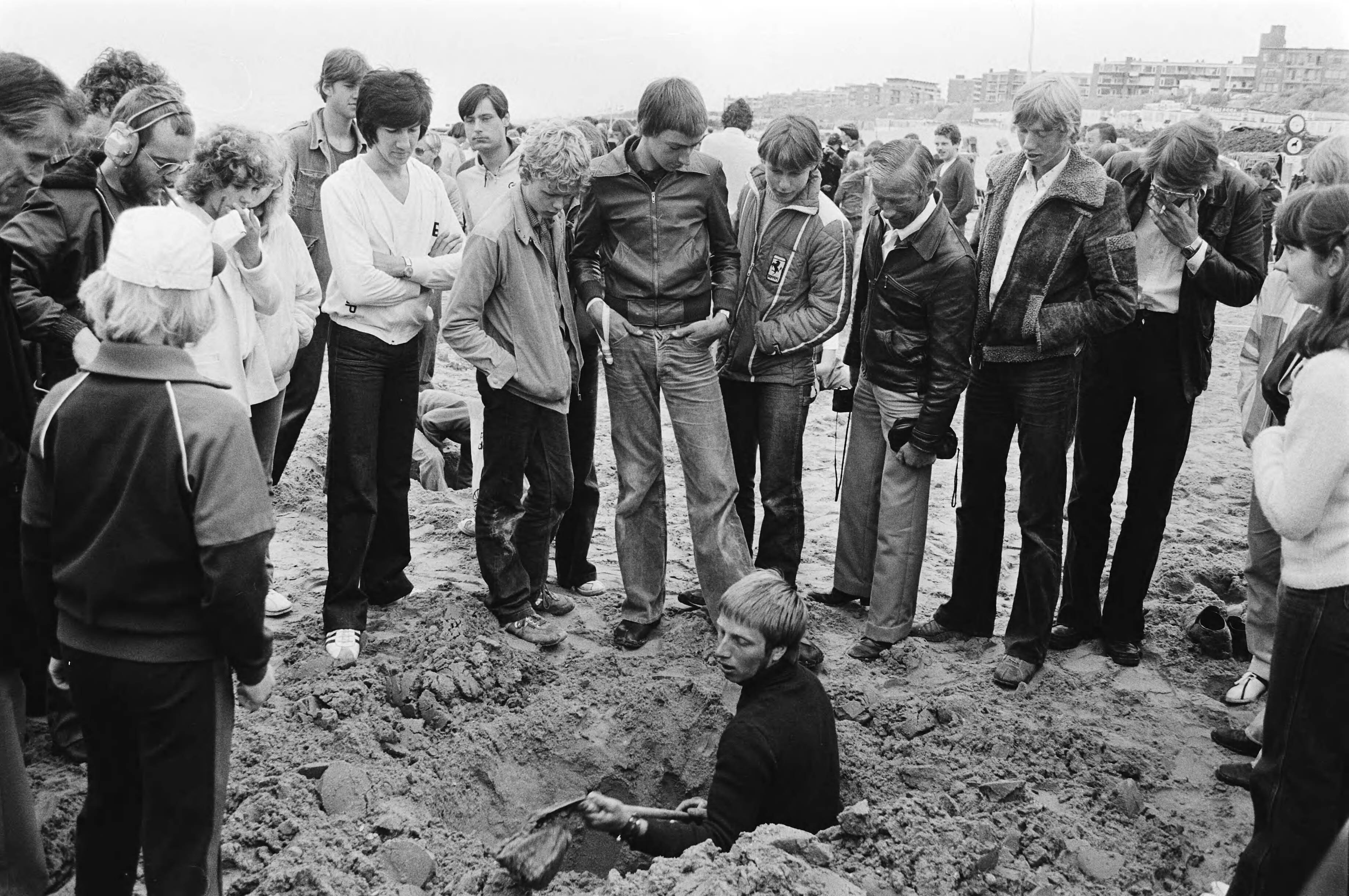 Wedstrijd kuilgraven in Zandvoort — Noord-Holland|Zandvoort|wedstrijden |stranden — Foto: Bogaerts, Rob / Anefo. Licentie: Set B: Rechtenvrij / Publiek Domein. Bron: Nationaal Archief. http://hdl.handle.net/10648/accd6c02-d0b4-102d-bcf8-003048976d84
