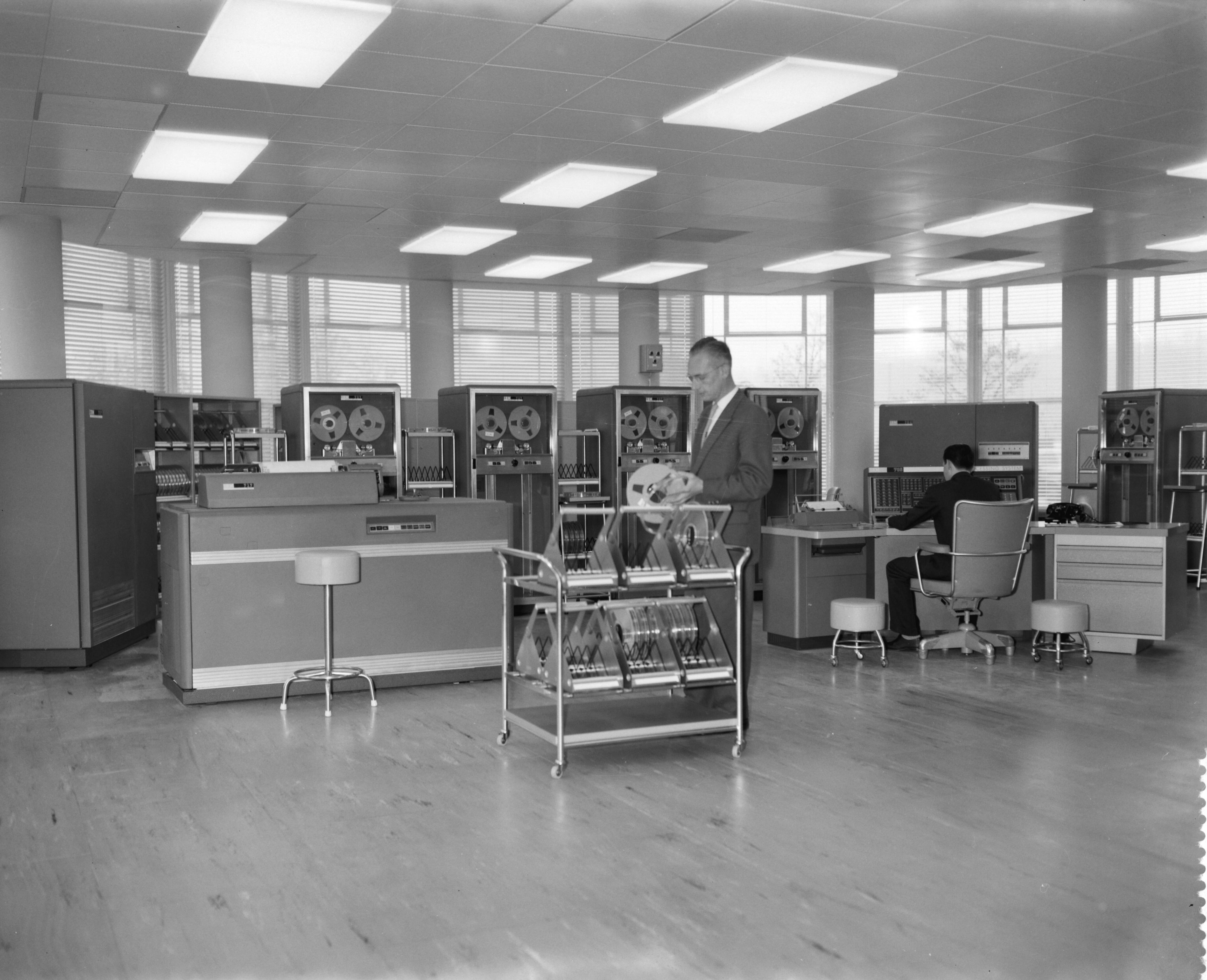 Fotocollectie Anefo — Ingebruikname van elektronisch rekencentrum bij de KLM te Den Haag — Foto: Bilsen, Joop van / Anefo. Licentie: Set B: Rechtenvrij / Publiek Domein. Bron: Nationaal Archief. http://hdl.handle.net/10648/a9a18a9a-d0b4-102d-bcf8-003048976d84