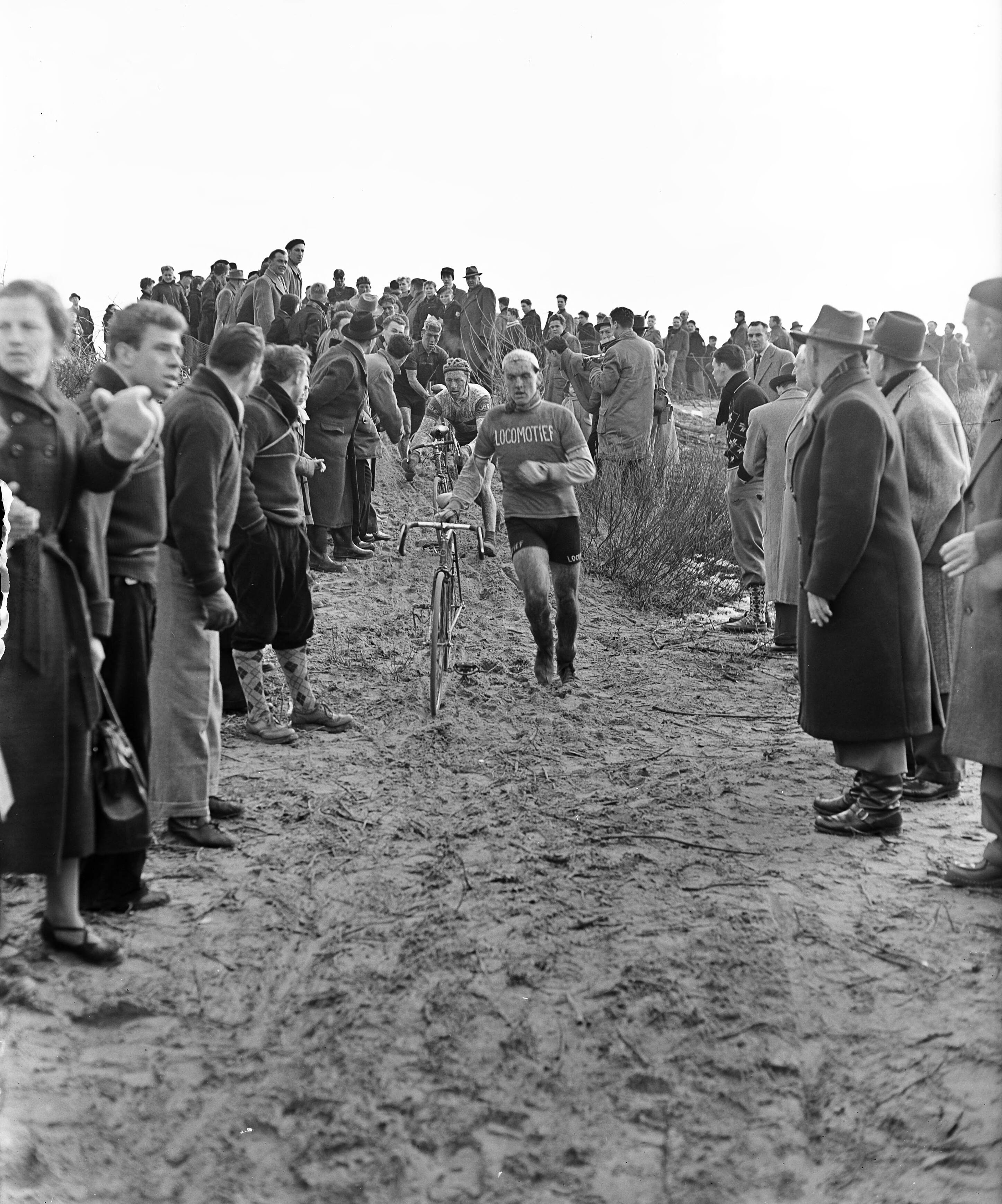 Fotocollectie Anefo — Wielrennen. Cycle Cross te Overveen, de winnaar van vorig jaar, Adri Voorting wordt gevolgd door H. Brinkman, de latere winnaar — Foto: Pot, Harry / Anefo. Licentie: Set B: Rechtenvrij / Publiek Domein. Bron: Nationaal Archief. http://hdl.handle.net/10648/a9300690-d0b4-102d-bcf8-003048976d84