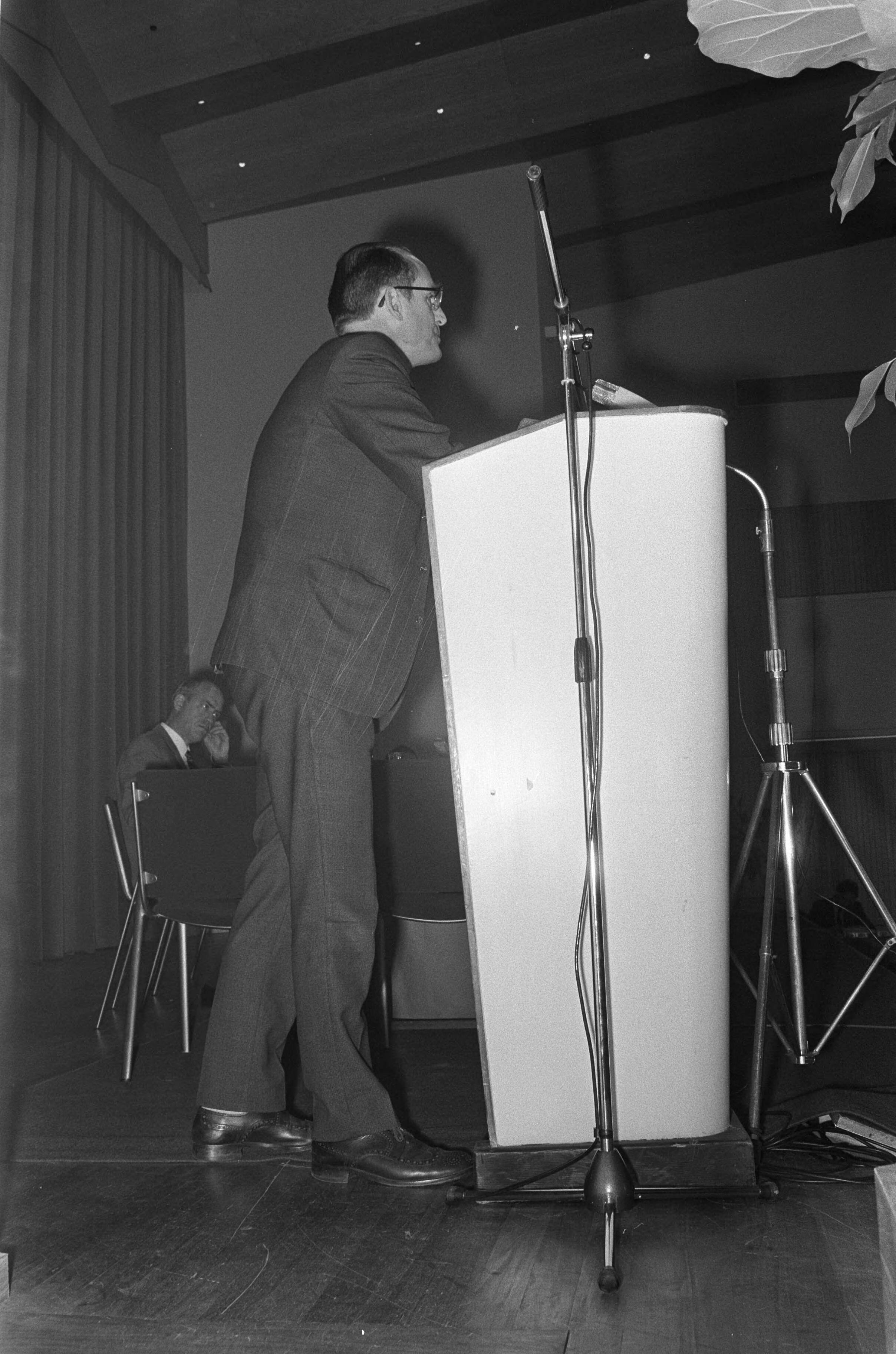 Fotocollectie Anefo — Minister Drees ( Verkeer en Waterstaat ) opent Wetenschappelijk Symposium in Congresgebouw, Den Haag — Foto: Peters, Hans / Anefo. Licentie: Set B: Rechtenvrij / Publiek Domein. Bron: Nationaal Archief. http://hdl.handle.net/10648/abd1baa6-d0b4-102d-bcf8-003048976d84