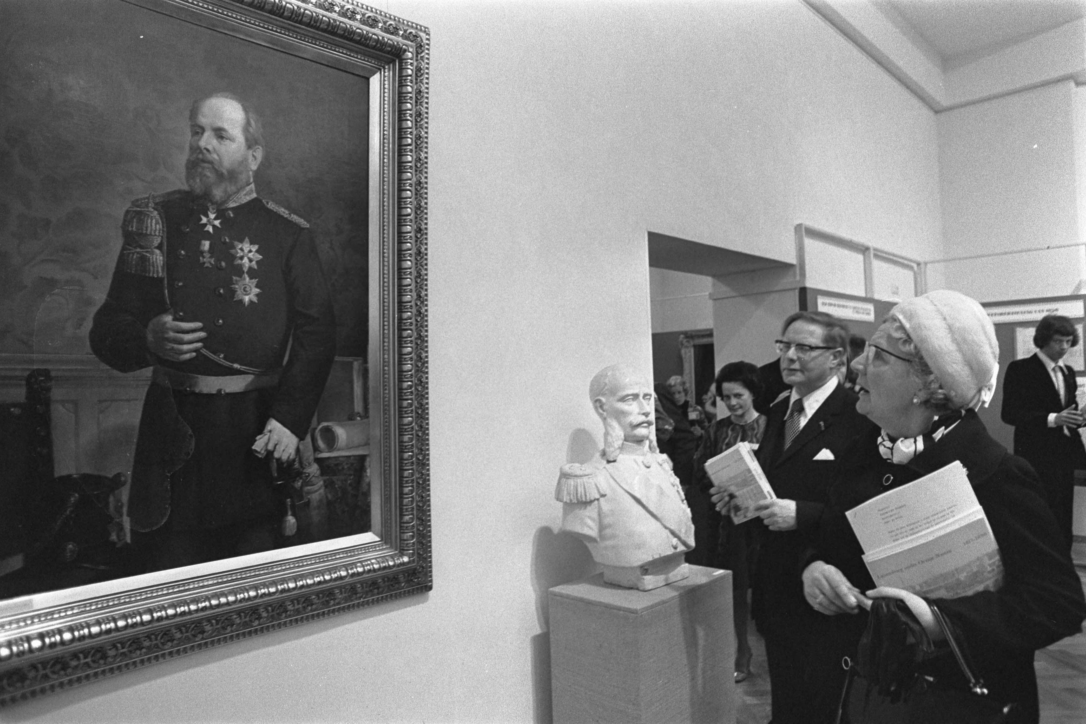 Fotocollectie Anefo — Koningin Juliana is op de tentoonstelling 'Luxemburg onder Oranje-Nassau 1815-1890' in het Gemeentemuseum te Den Haag. Links een portret van koning Willem III, daarnaast een borstbeeld van prins Hendrik — Foto: Mieremet, Rob / Anefo. Licentie: Set B: Rechtenvrij / Publiek Domein. Bron: Nationaal Archief. http://hdl.handle.net/10648/ac5a81ec-d0b4-102d-bcf8-003048976d84