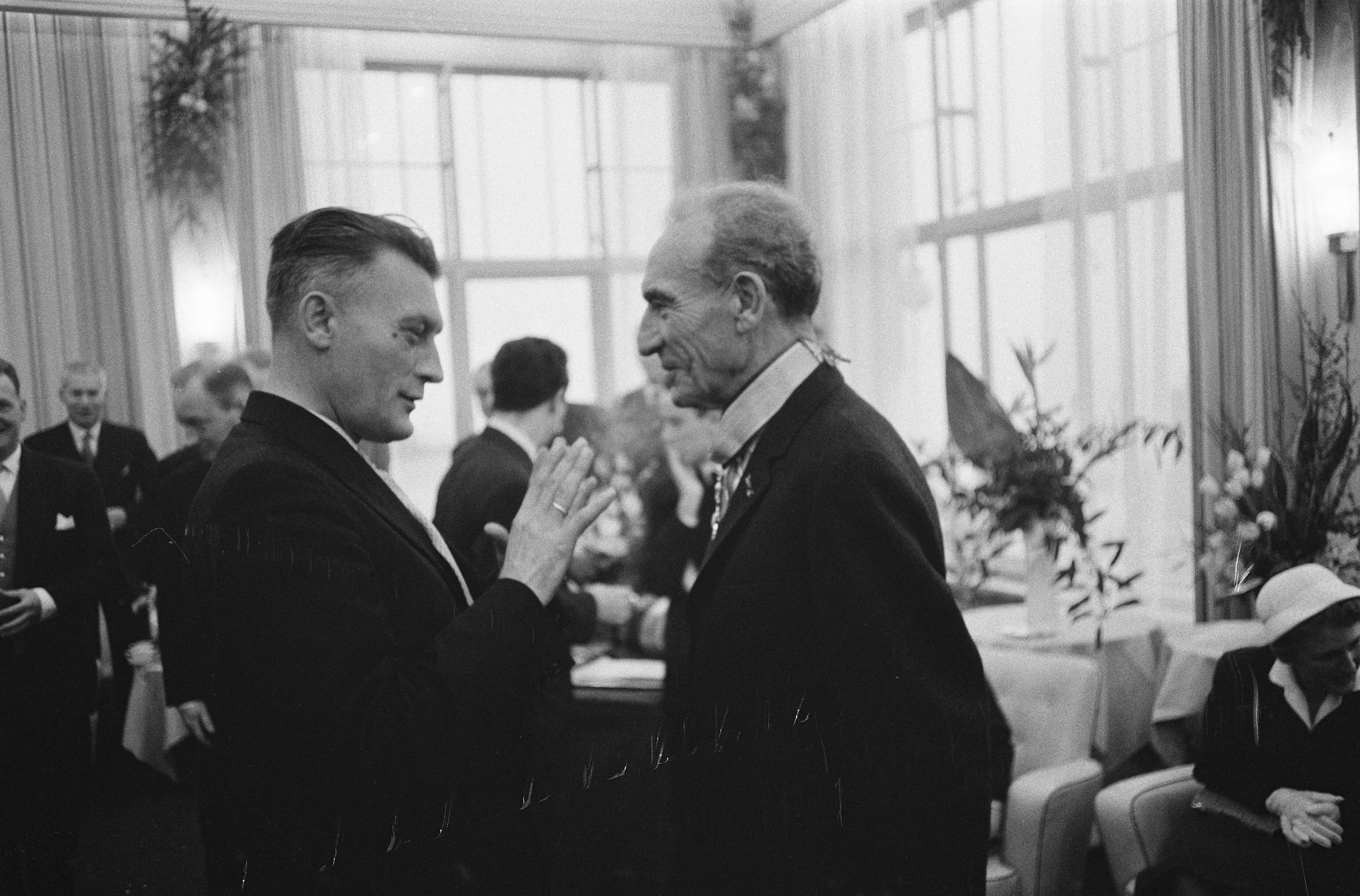 Fotocollectie Anefo — Afscheidsreceptie van de voorzitter van het College van Rijksbemiddelaars mr. J.A. Berger, staatssecretaris Bauke Roolvink in gesprek met J.A. Berger — Foto: Pot, Harry / Anefo. Licentie: Set B: Rechtenvrij / Publiek Domein. Bron: Nationaal Archief. http://hdl.handle.net/10648/a9c3f4c2-d0b4-102d-bcf8-003048976d84