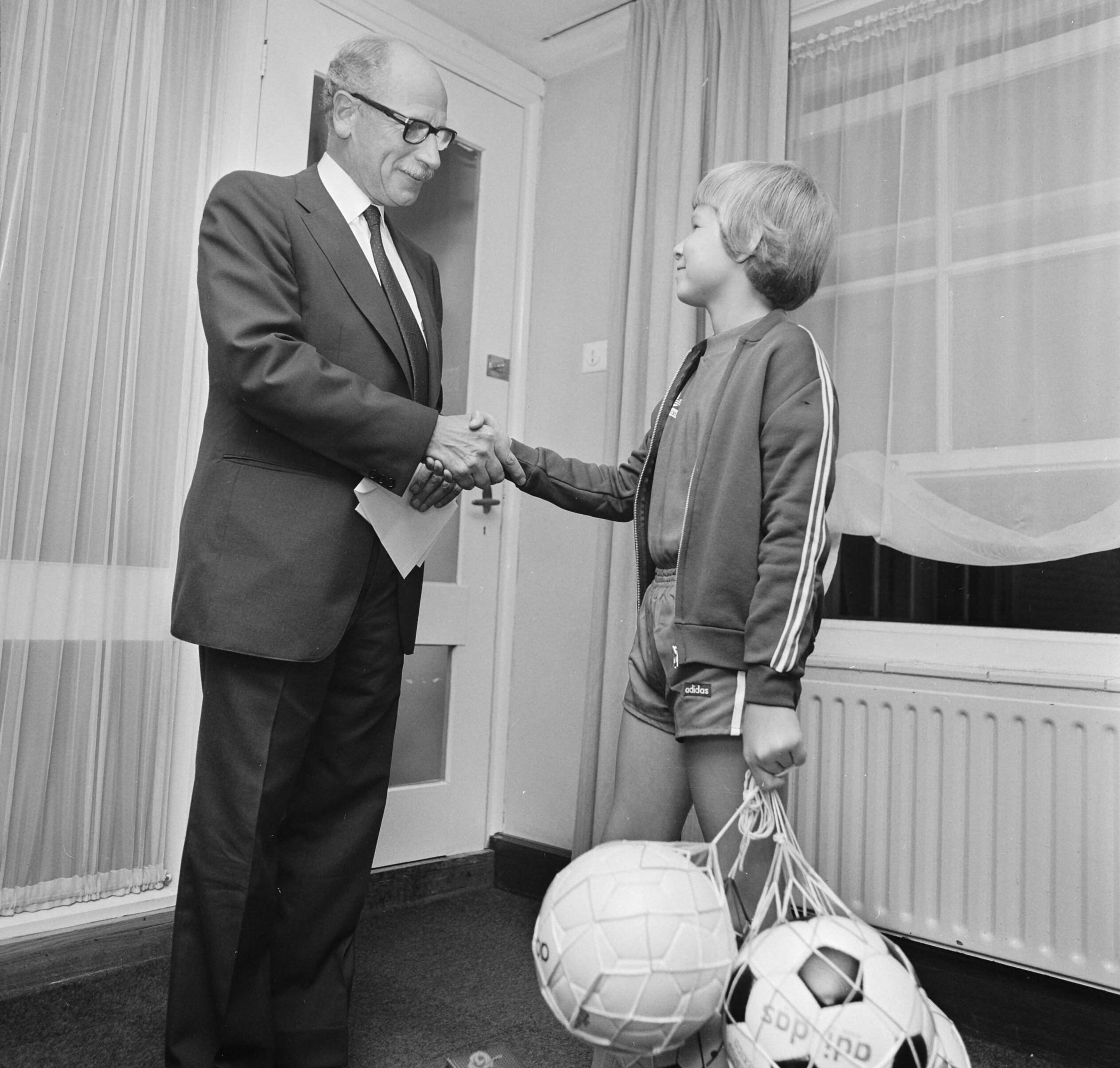 Fotocollectie Anefo — Negenhonderd-duizendste lid KNVB in Den Haag voorgestel Minister Van Doorn en Johan Weijenberg — Foto: Mieremet, Rob / Anefo. Licentie: Set B: Rechtenvrij / Publiek Domein. Bron: Nationaal Archief. http://hdl.handle.net/10648/ac352d16-d0b4-102d-bcf8-003048976d84