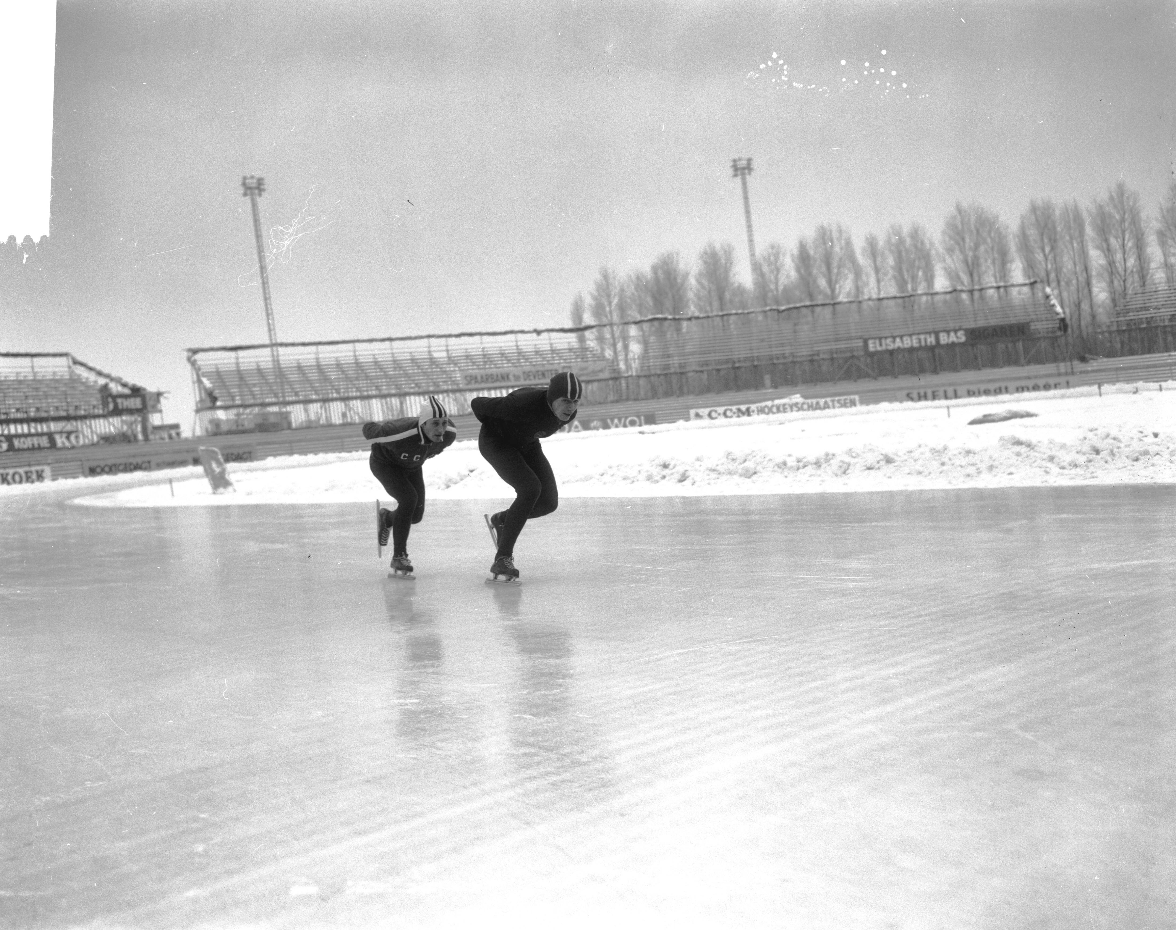 Fotocollectie Anefo — Europese schaatskampioenschappen te Deventer — Foto: Bilsen, Joop van / Anefo. Licentie: Set B: Rechtenvrij / Publiek Domein. Bron: Nationaal Archief. http://hdl.handle.net/10648/aad74fd0-d0b4-102d-bcf8-003048976d84