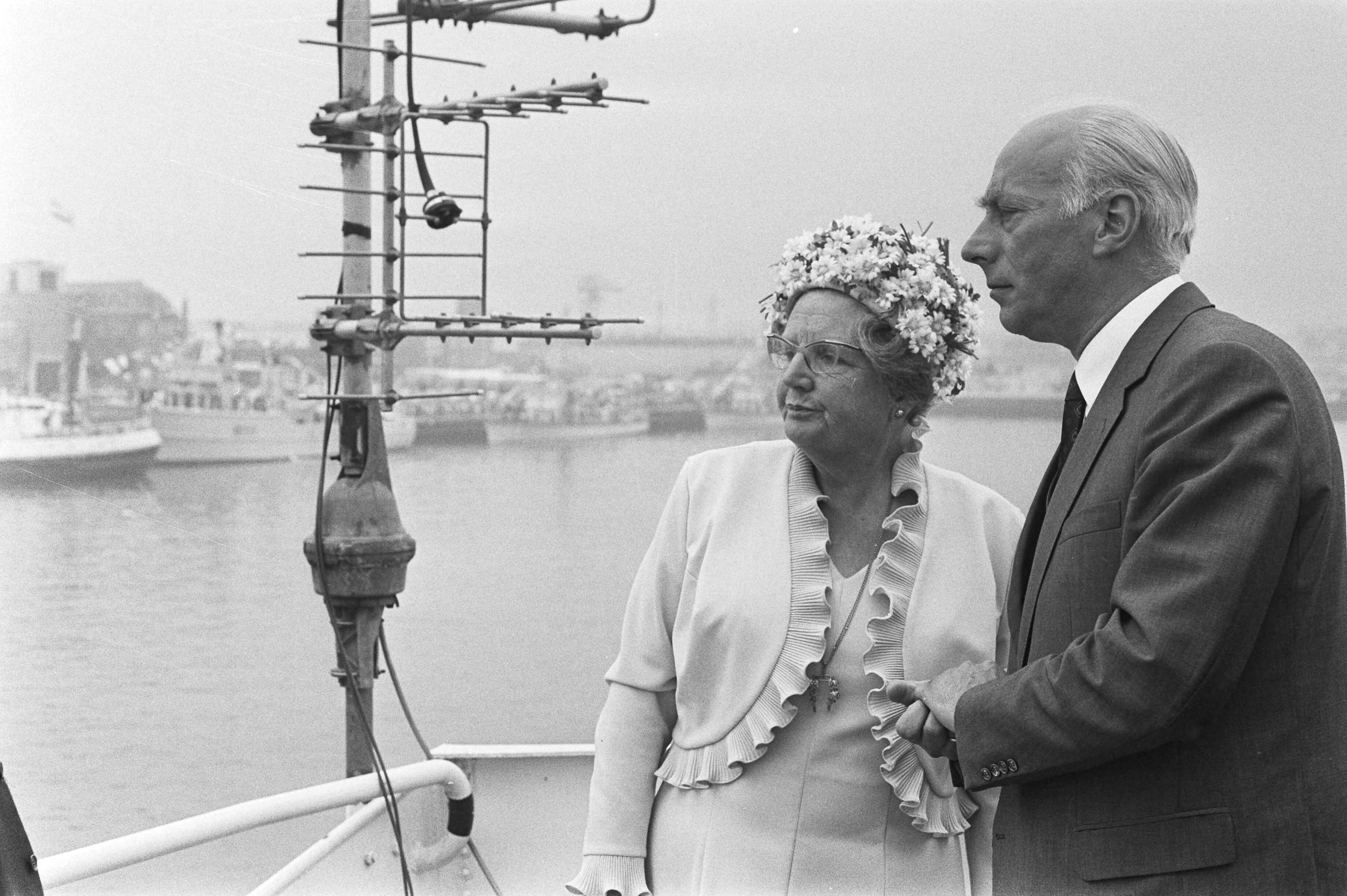 Hare Majesteit opent Havenmond, Scheveningen — Koningin Juliana en minister Bakker — Foto: Fotograaf Onbekend / Anefo. Licentie: Set B: Rechtenvrij / Publiek Domein. Bron: Nationaal Archief. http://hdl.handle.net/10648/abc04adc-d0b4-102d-bcf8-003048976d84