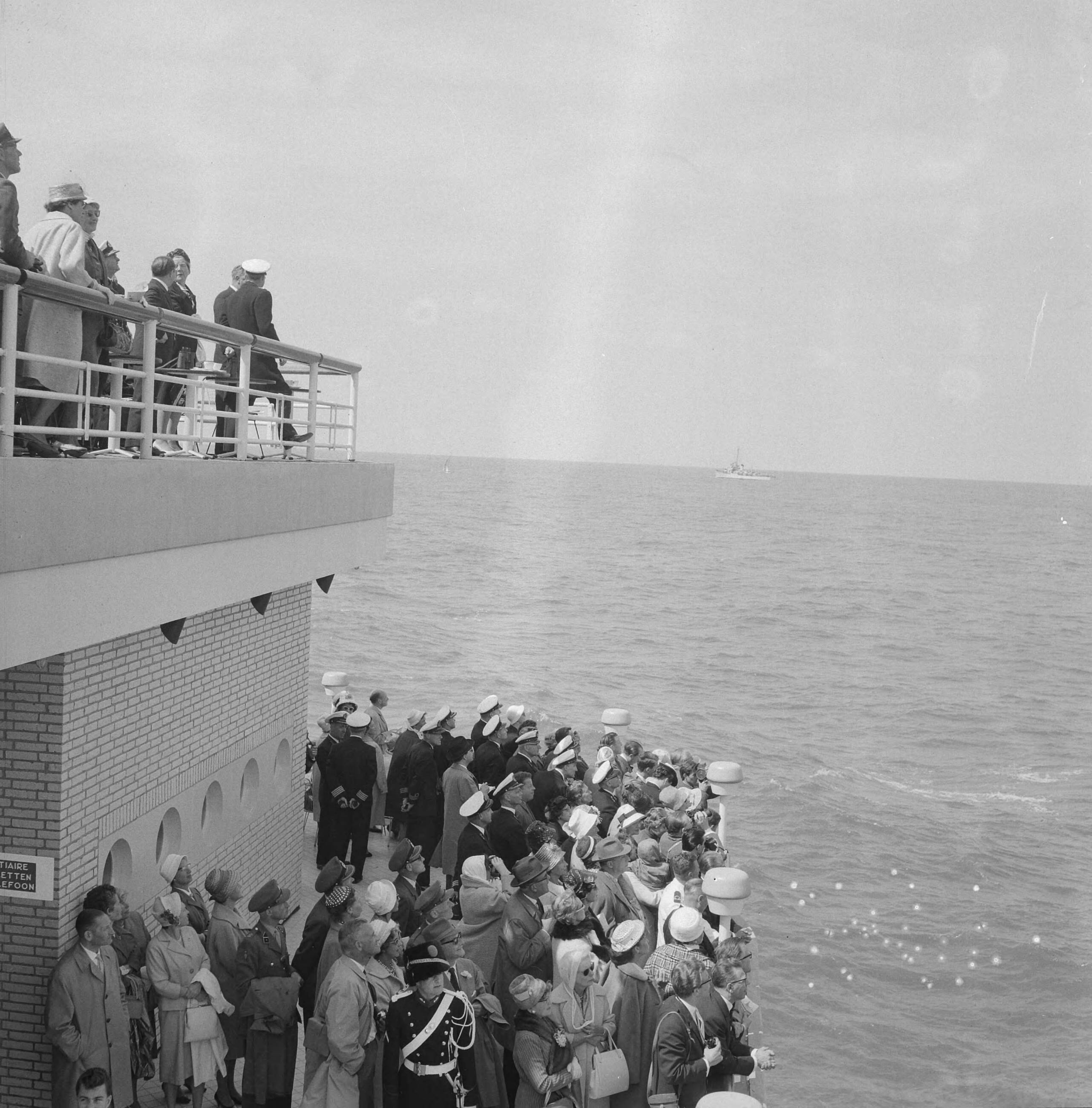 Fotocollectie Anefo — Vlootschouw Scheveningen. Koninklijk paar op de Pier — Foto: Lindeboom, Henk / Anefo. Licentie: Set B: Rechtenvrij / Publiek Domein. Bron: Nationaal Archief. http://hdl.handle.net/10648/a9dbbe04-d0b4-102d-bcf8-003048976d84