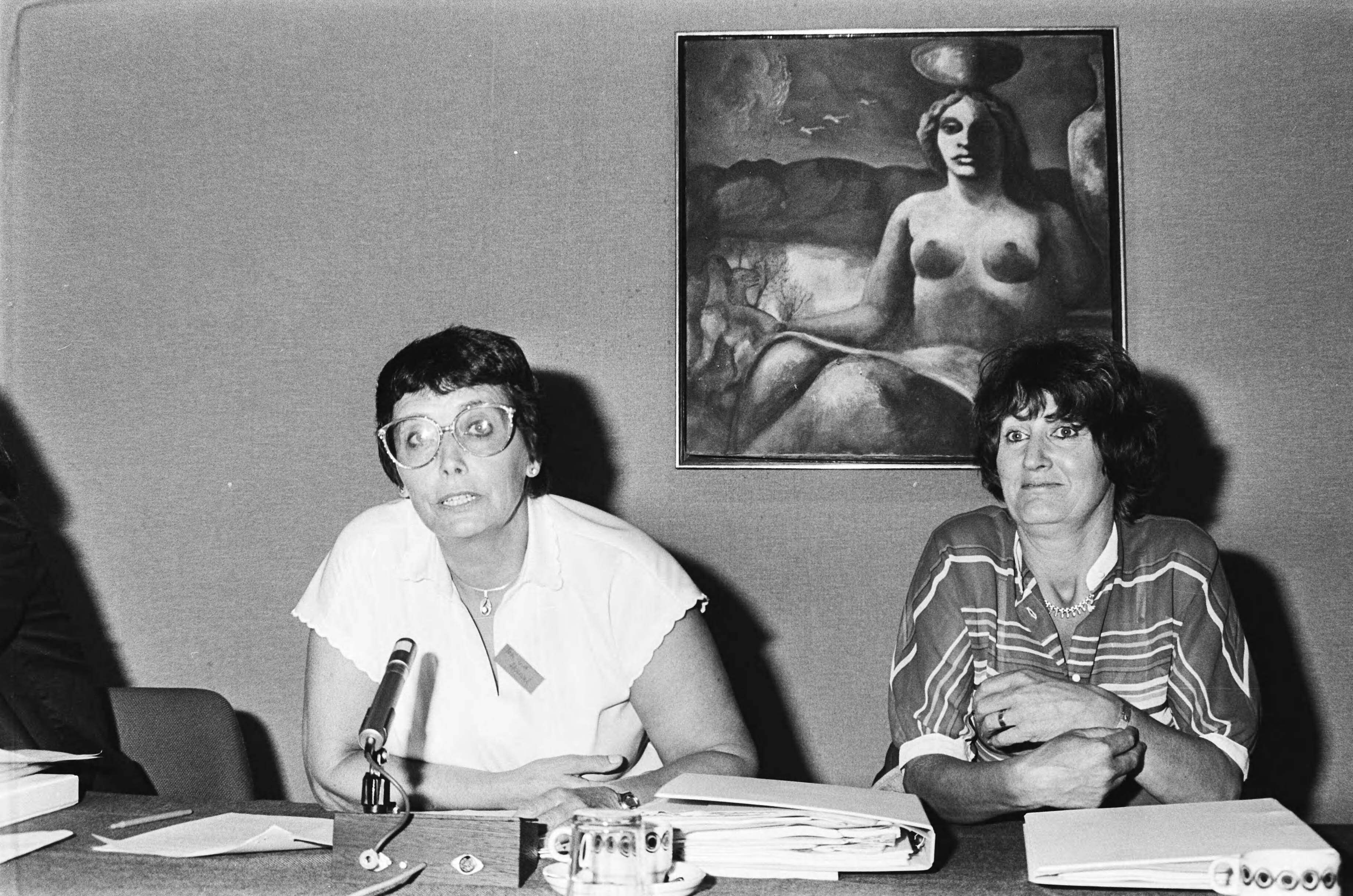 Fotocollectie Anefo — Conferentie "Vrouwen en sexueel geweld" geopend in Den Haag ; Ien van de Heuvel (l) en ex-staatssecretaris dAncona voor schilderij naakte vrouw — Foto: Dijk, Hans van / Anefo. Licentie: Set B: Rechtenvrij / Publiek Domein. Bron: Nationaal Archief. http://hdl.handle.net/10648/ad192570-d0b4-102d-bcf8-003048976d84